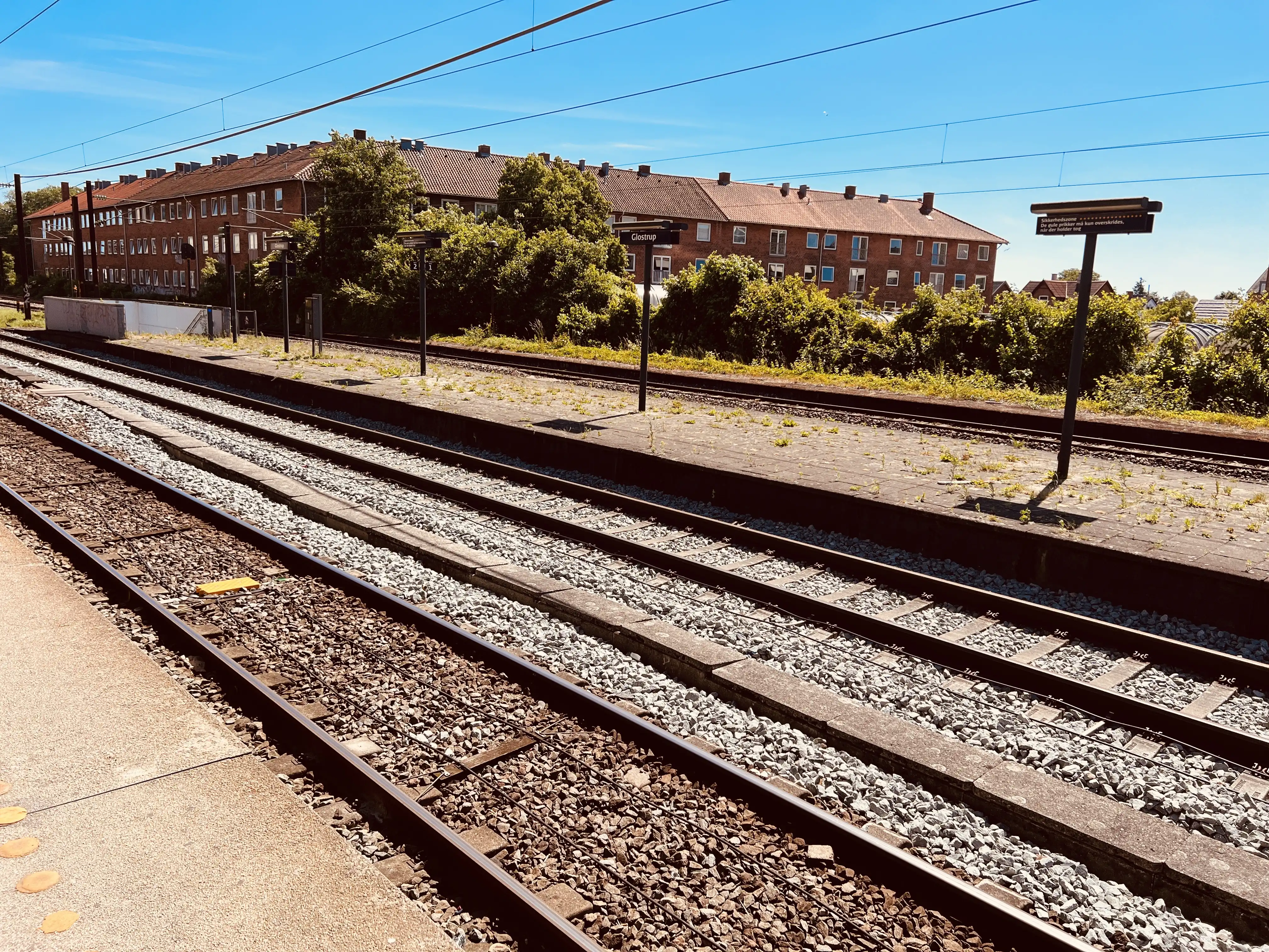 Billede af den nedlagte fjerntogsperron (spor 1+2) på Glostrup Station. Billede af den nedlagte fjerntogsperron (spor 1+2) på Glostrup Station.