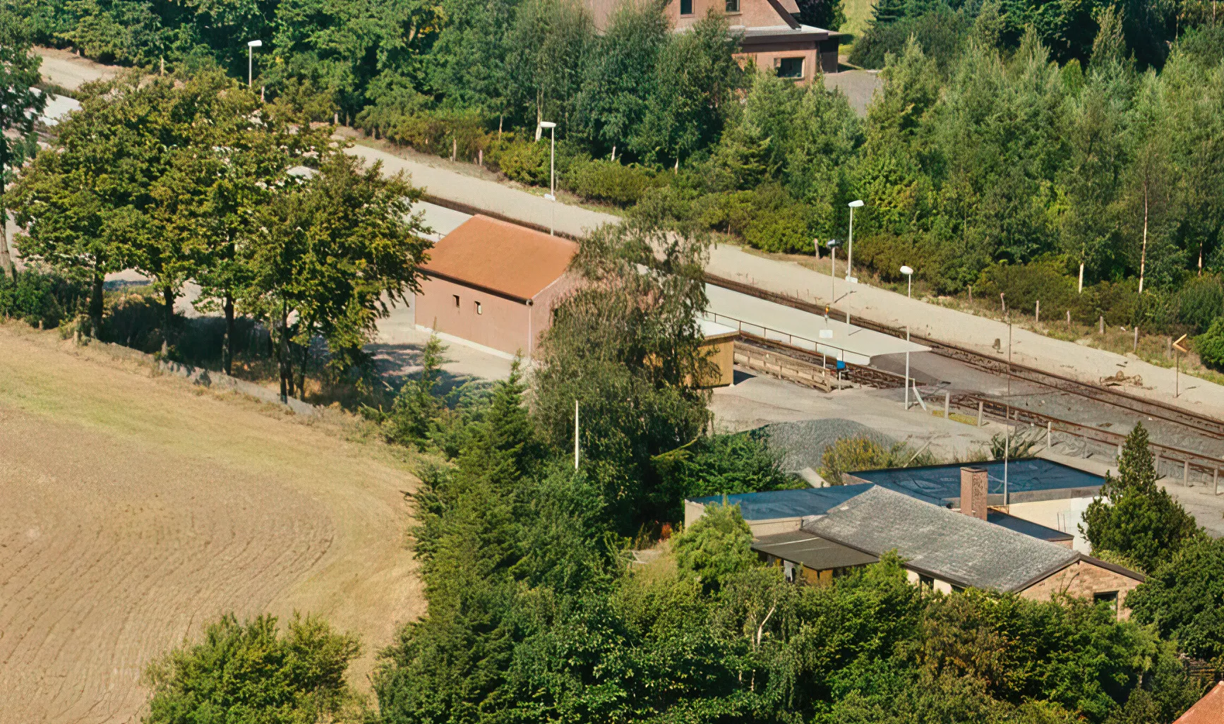 Billede af Grænge Trinbræt lige efter stationsbygningen er nedrevet og der er kommet en ny ventebygning. Billede af Grænge Trinbræt lige efter stationsbygningen er nedrevet og der er kommet en ny ventebygning.