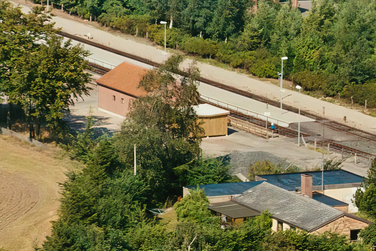 Billede af Grænge Trinbræt lige efter stationsbygningen er nedrevet og der er kommet en ny ventebygning. Billede af Grænge Trinbræt lige efter stationsbygningen er nedrevet og der er kommet en ny ventebygning.