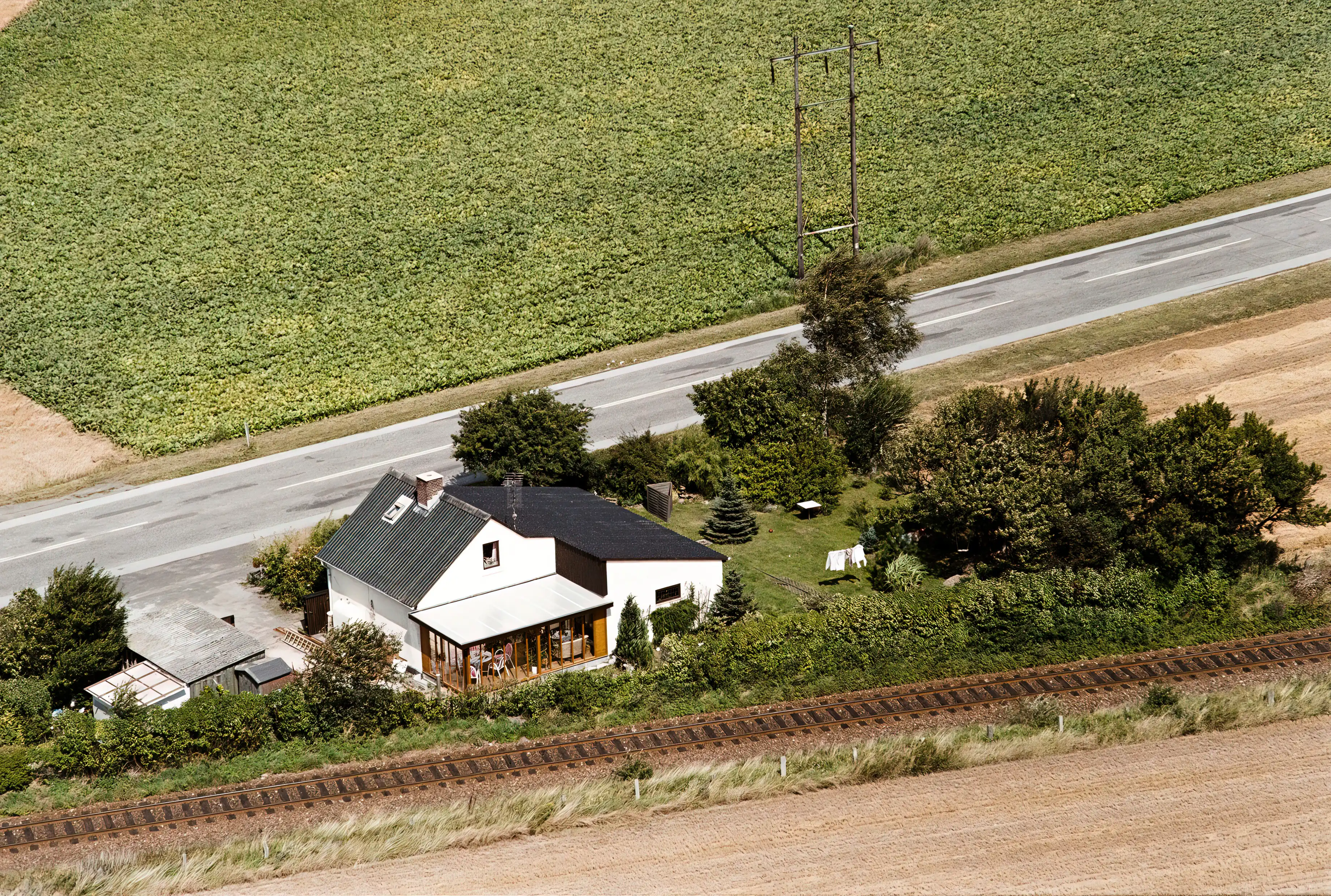 Billede af Sæby Huse Holdeplads - her over 100 år efter holdepladsen lukkede. Billede af Sæby Huse Holdeplads - her over 100 år efter holdepladsen lukkede.
