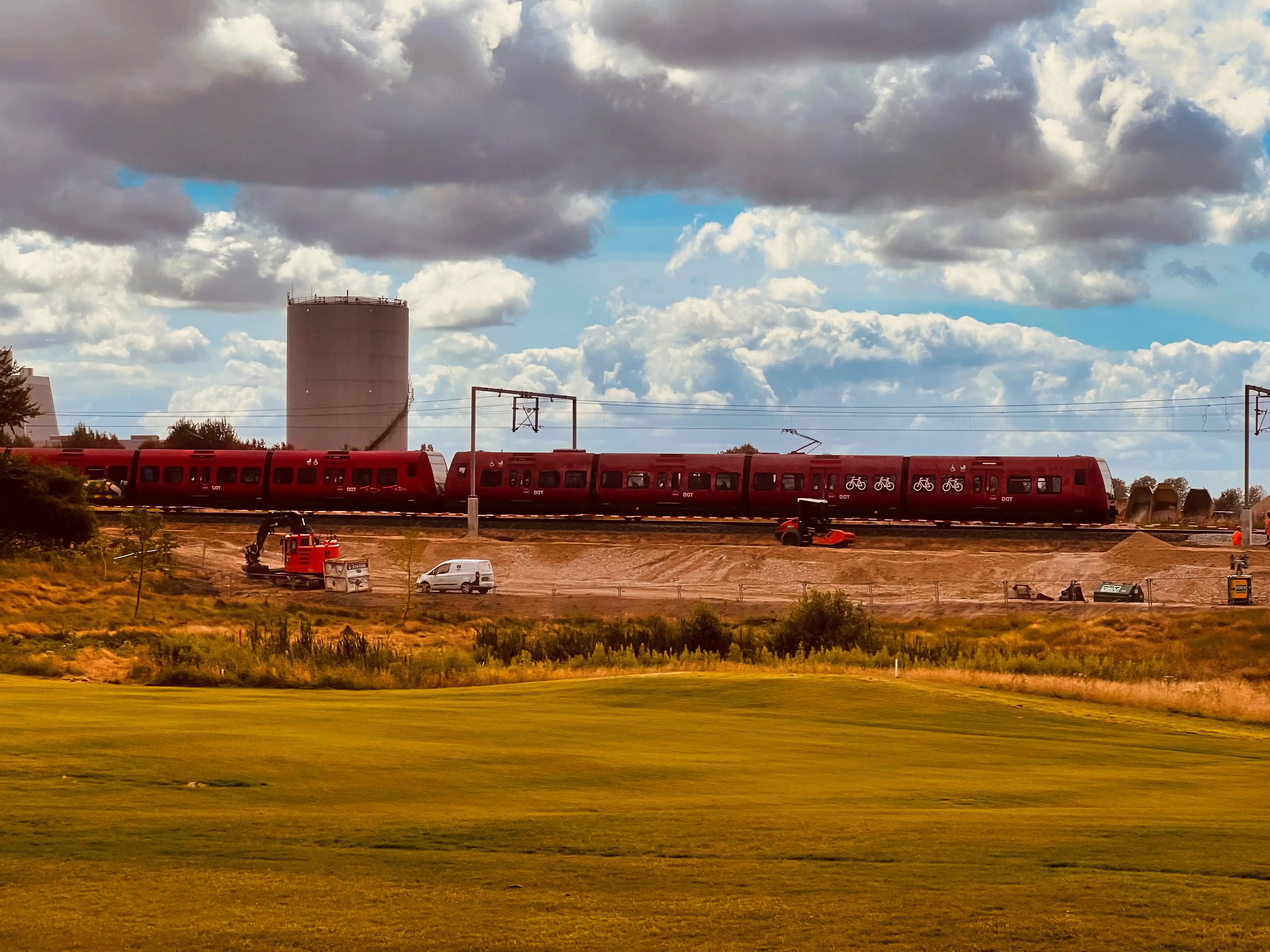Billede af s-tog ud for Favrholm Trinbræt, som er under opførsel af Aarsleff Rail A/S.