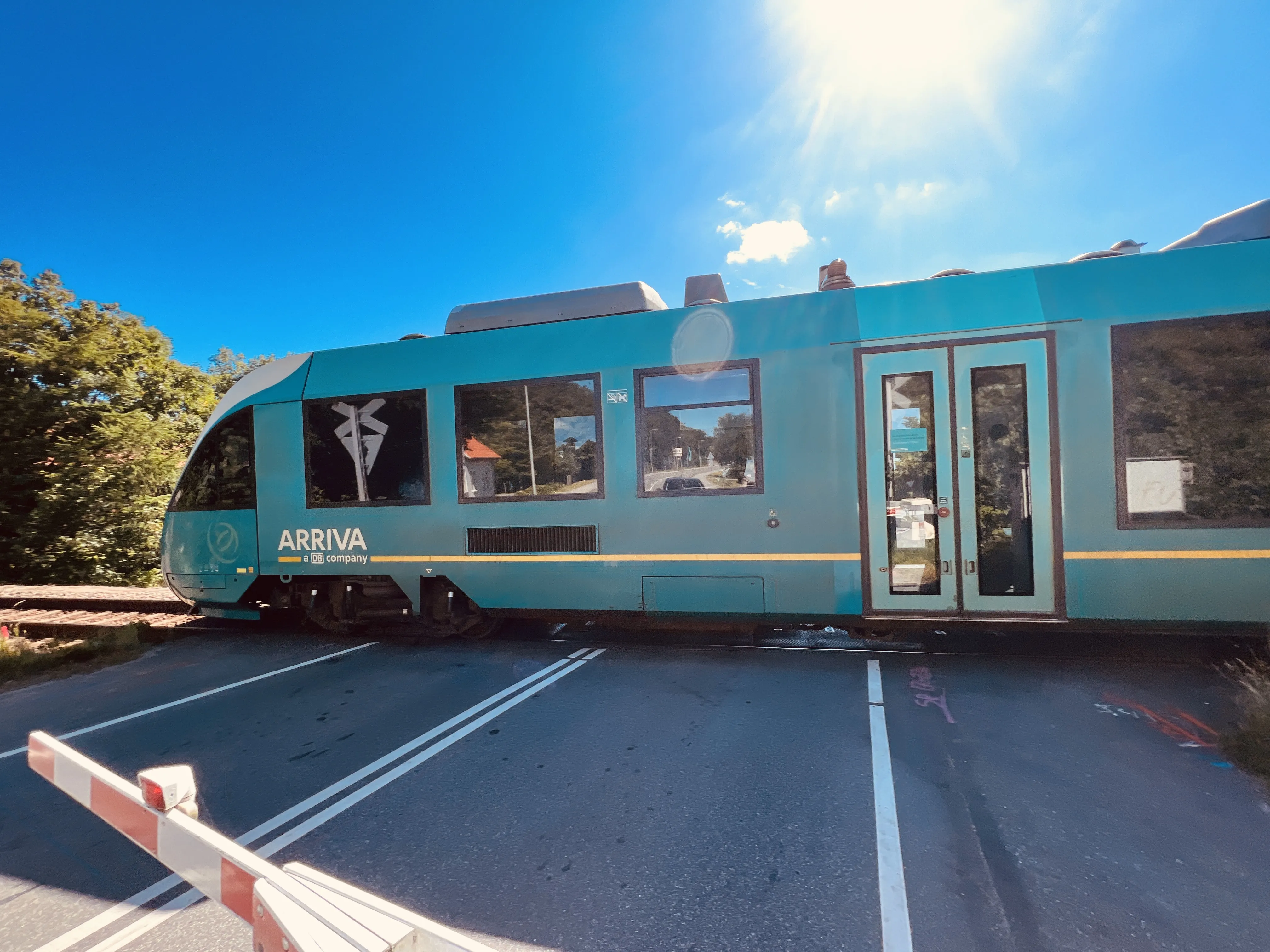 Billede af tog ud for Ribe Nørremark Trinbræt. Billede af tog ud for Ribe Nørremark Trinbræt.