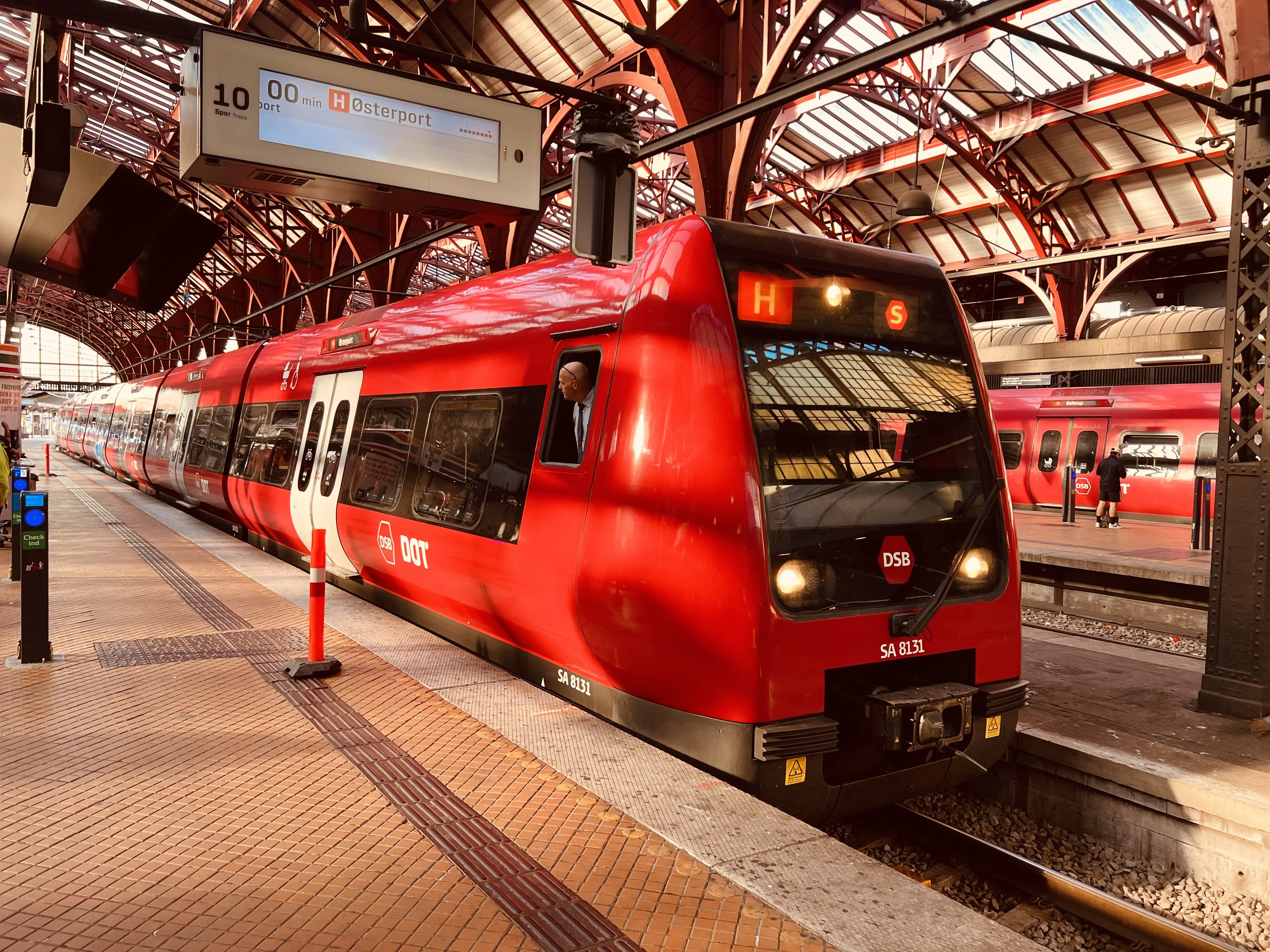 Billede af København Hovedbanegård med s-tog i nyt folie design. Billede af København Hovedbanegård med s-tog i nyt folie design.