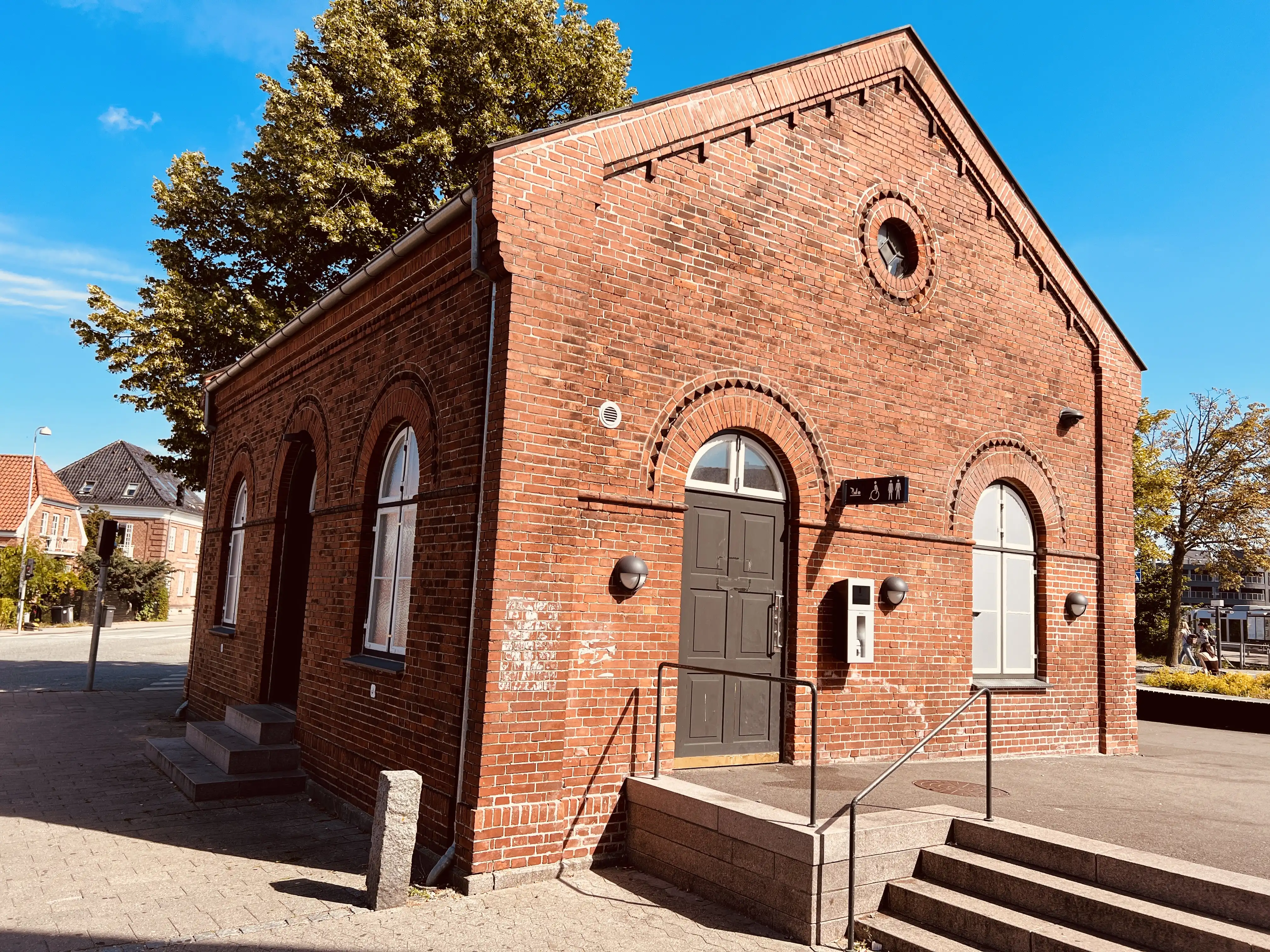 Billede af den tidligere postbygning ved Hillerød Station.