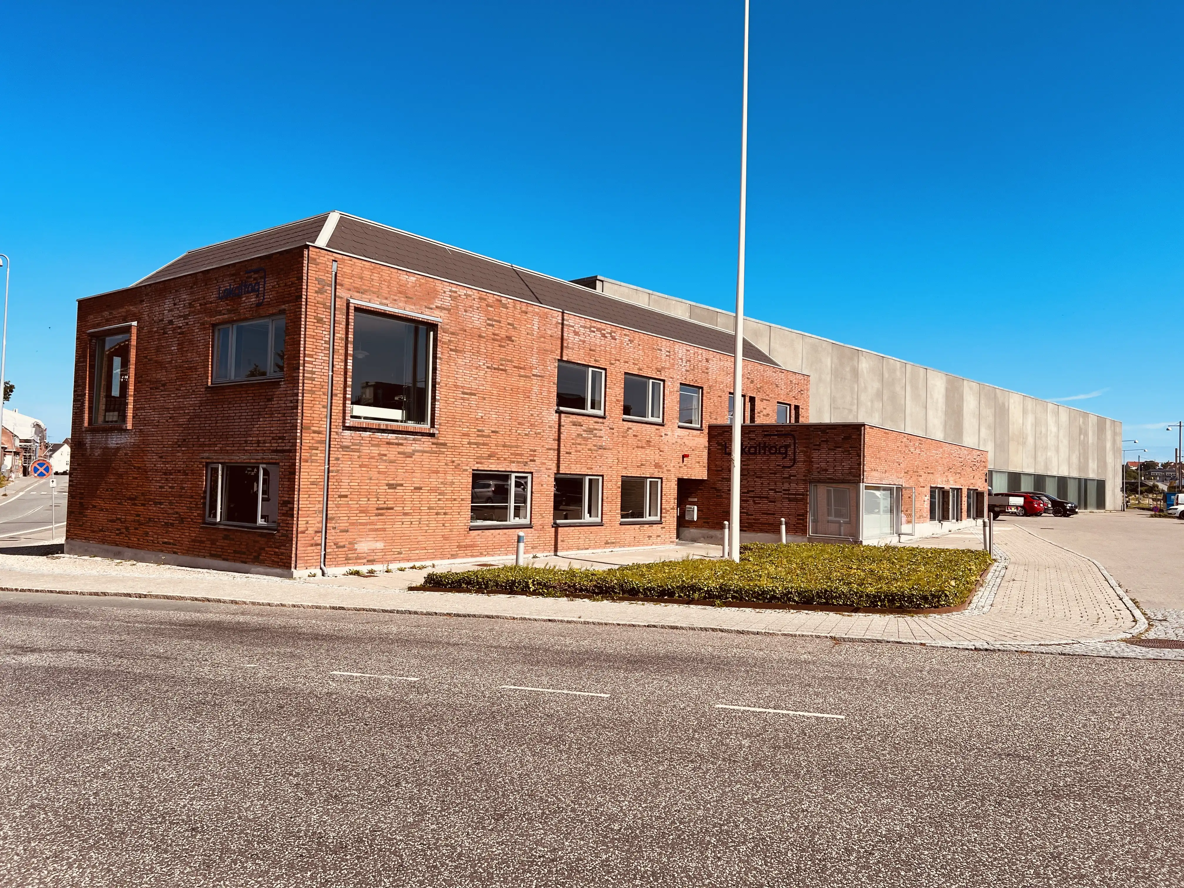 Billede af Lokaltogs værksted og kontorbygning ved Hillerød Station.