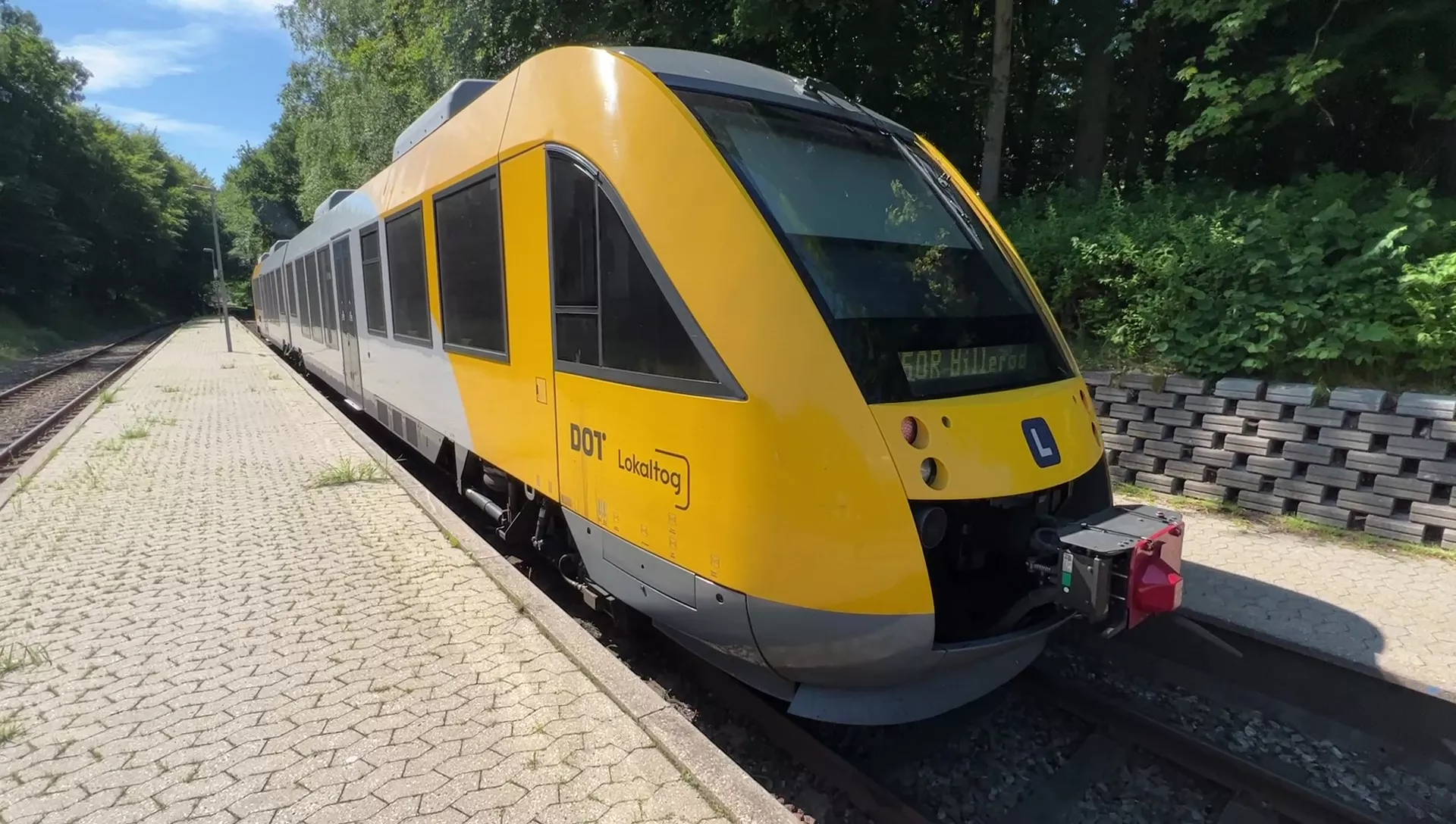 Billede af tog ud for Mårum Station.