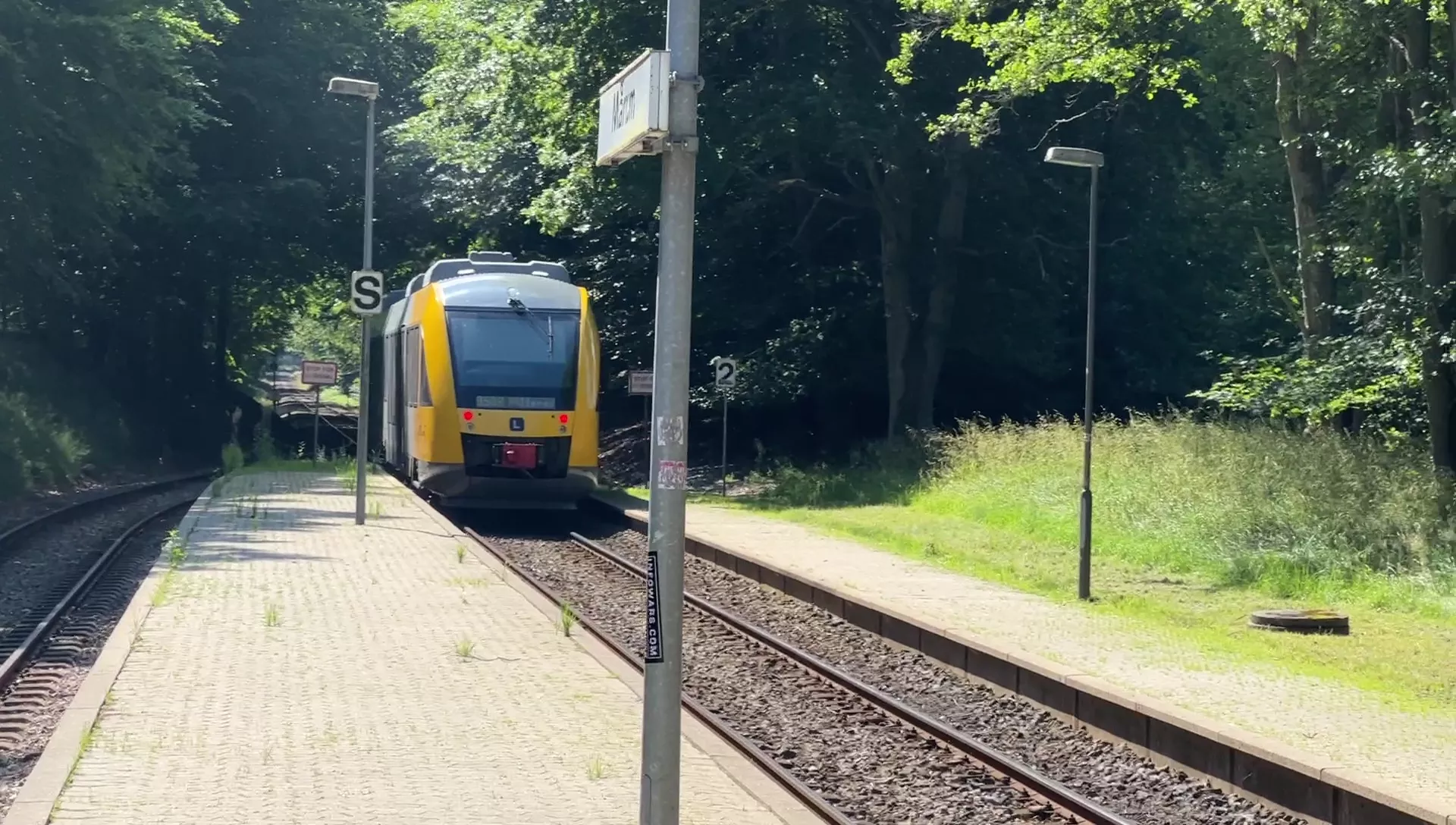 Billede af tog ud for Mårum Station.