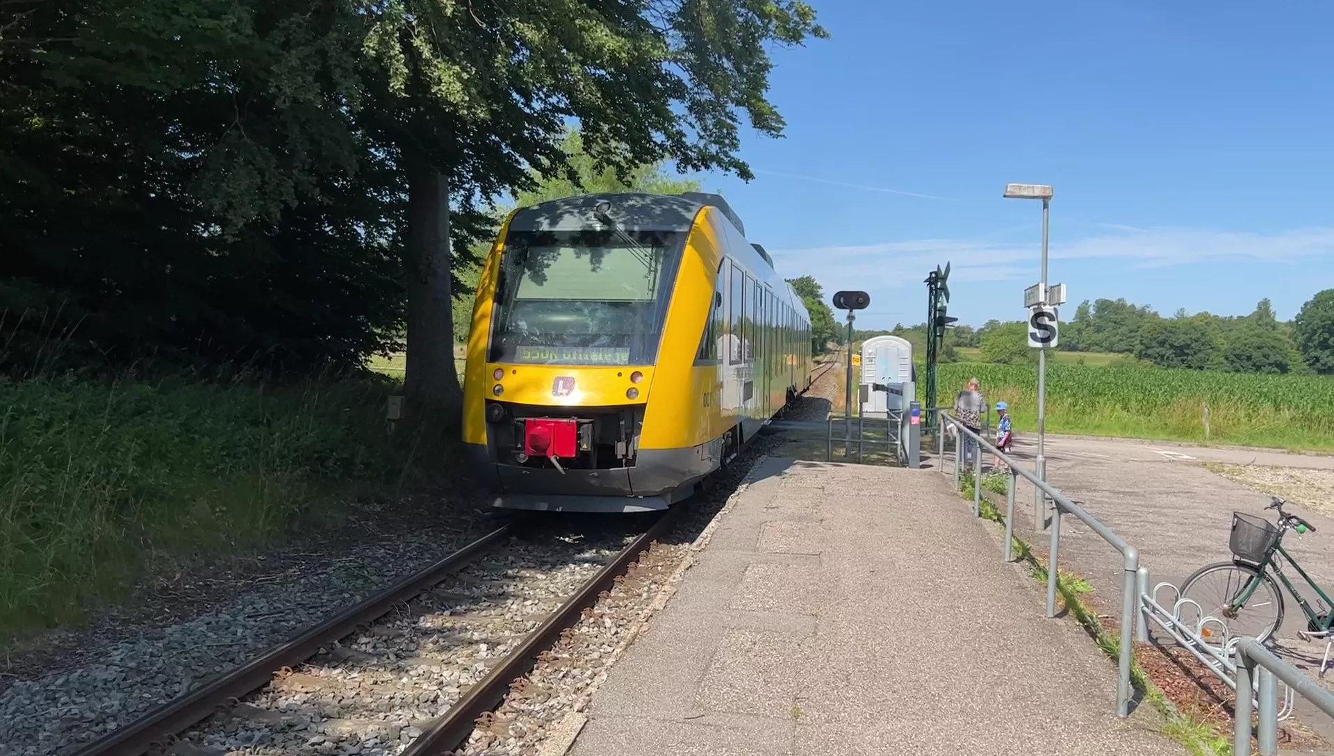 Billede af tog ud for Saltrup Trinbræt.