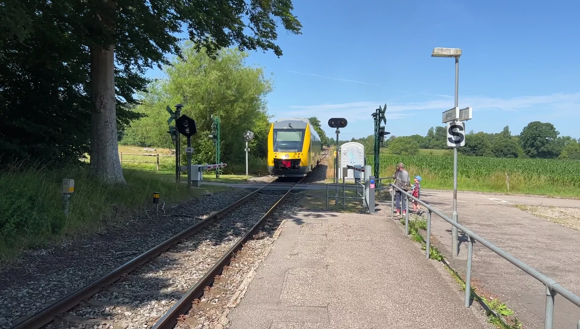 Billede af tog ud for Saltrup Trinbræt.