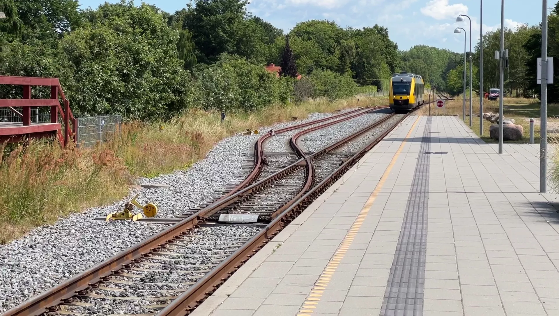 Billede af tog ud for Tisvildeleje Station. Billede af tog ud for Tisvildeleje Station.