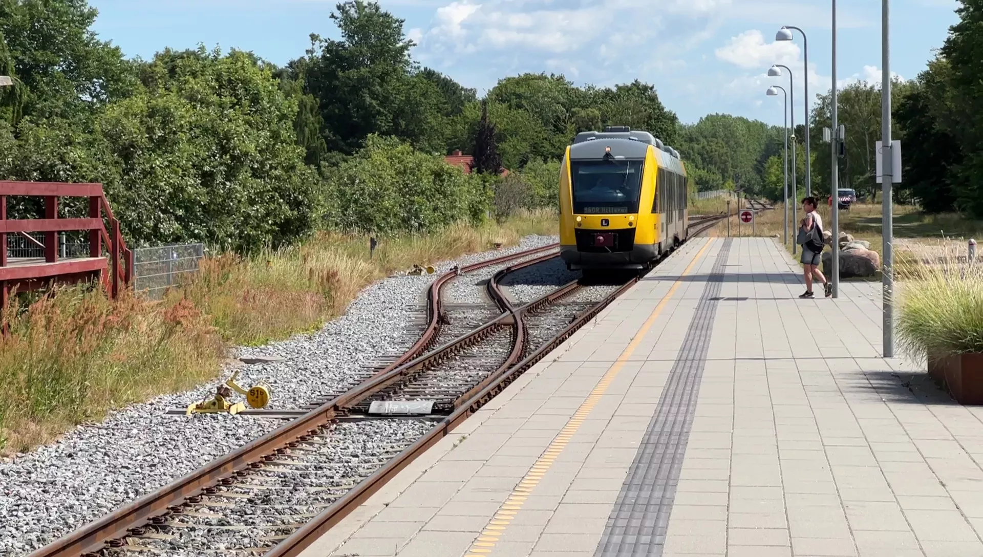 Billede af tog ud for Tisvildeleje Station. Billede af tog ud for Tisvildeleje Station.