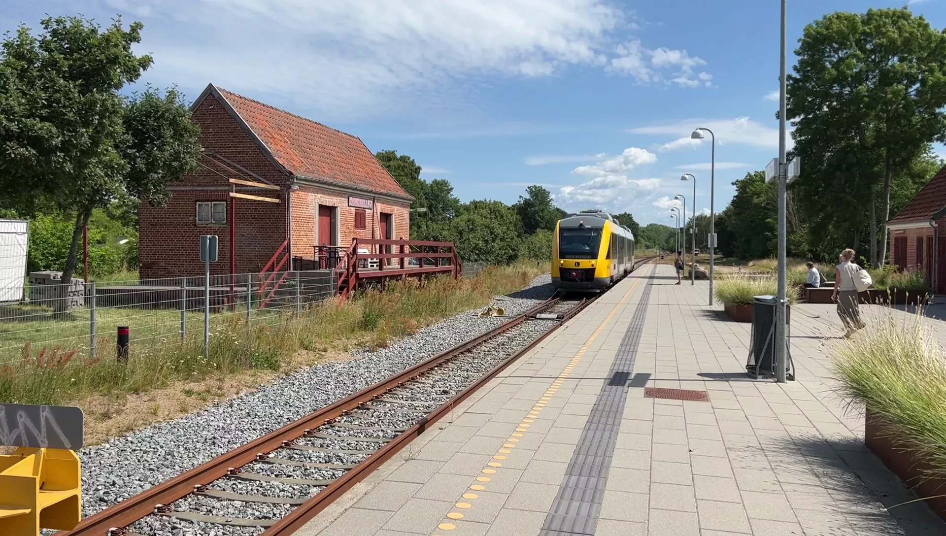 Billede af tog ud for Tisvildeleje Station. Billede af tog ud for Tisvildeleje Station.