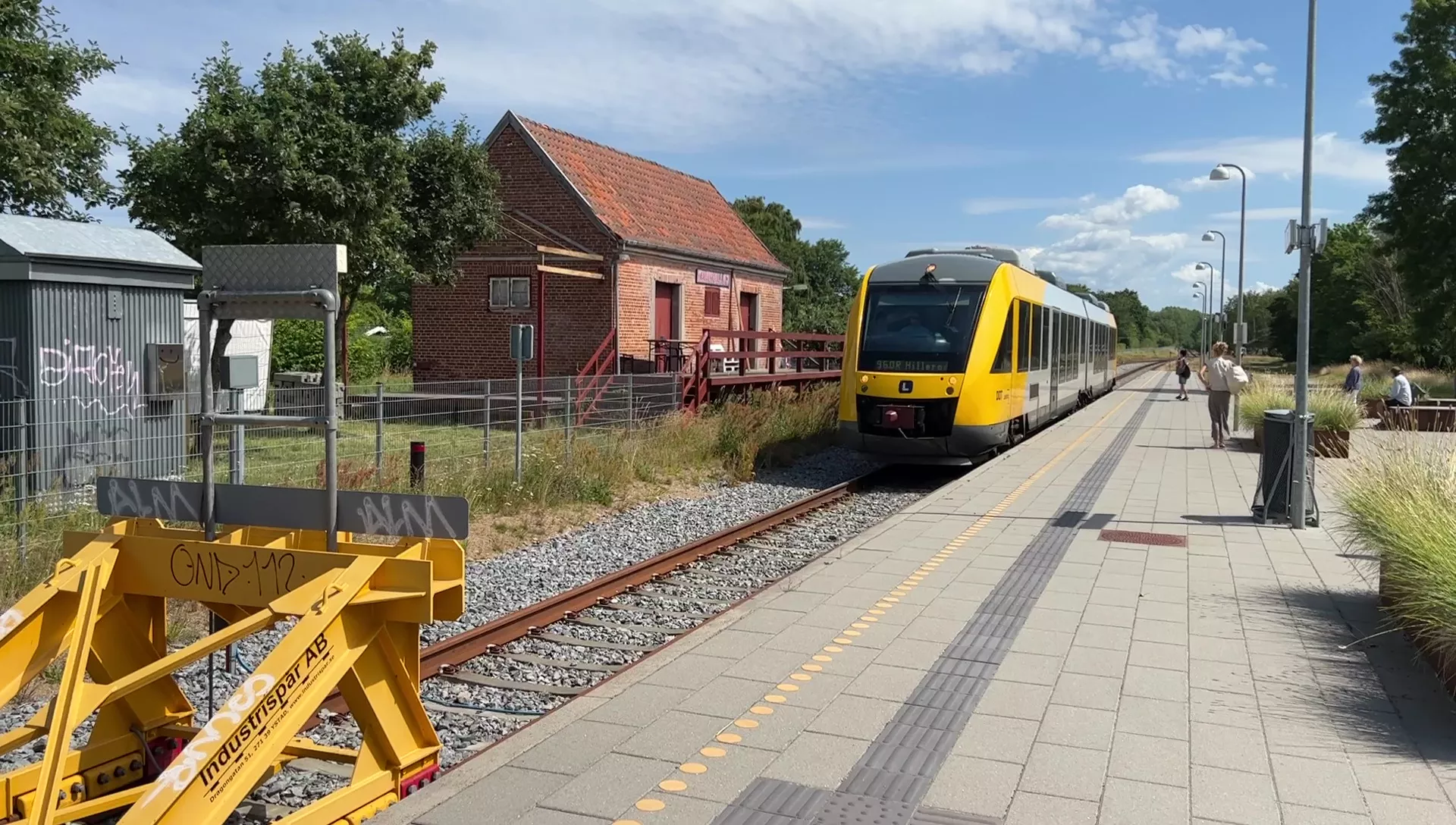 Billede af tog ud for Tisvildeleje Station. Billede af tog ud for Tisvildeleje Station.