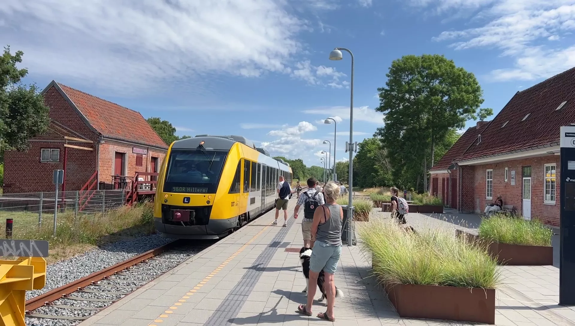 Billede af tog ud for Tisvildeleje Station. Billede af tog ud for Tisvildeleje Station.