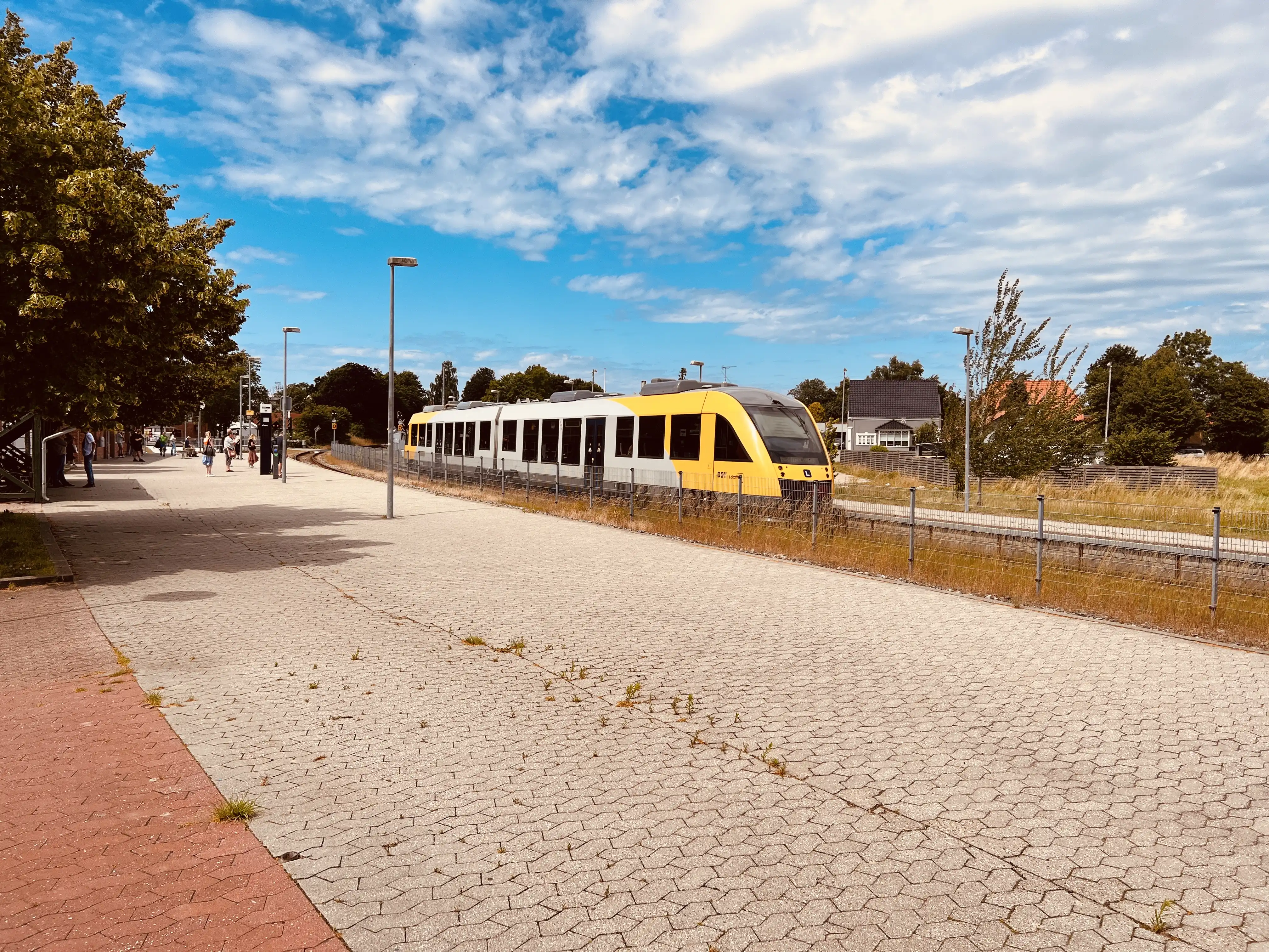 Billede af tog ud for Helsinge Station.