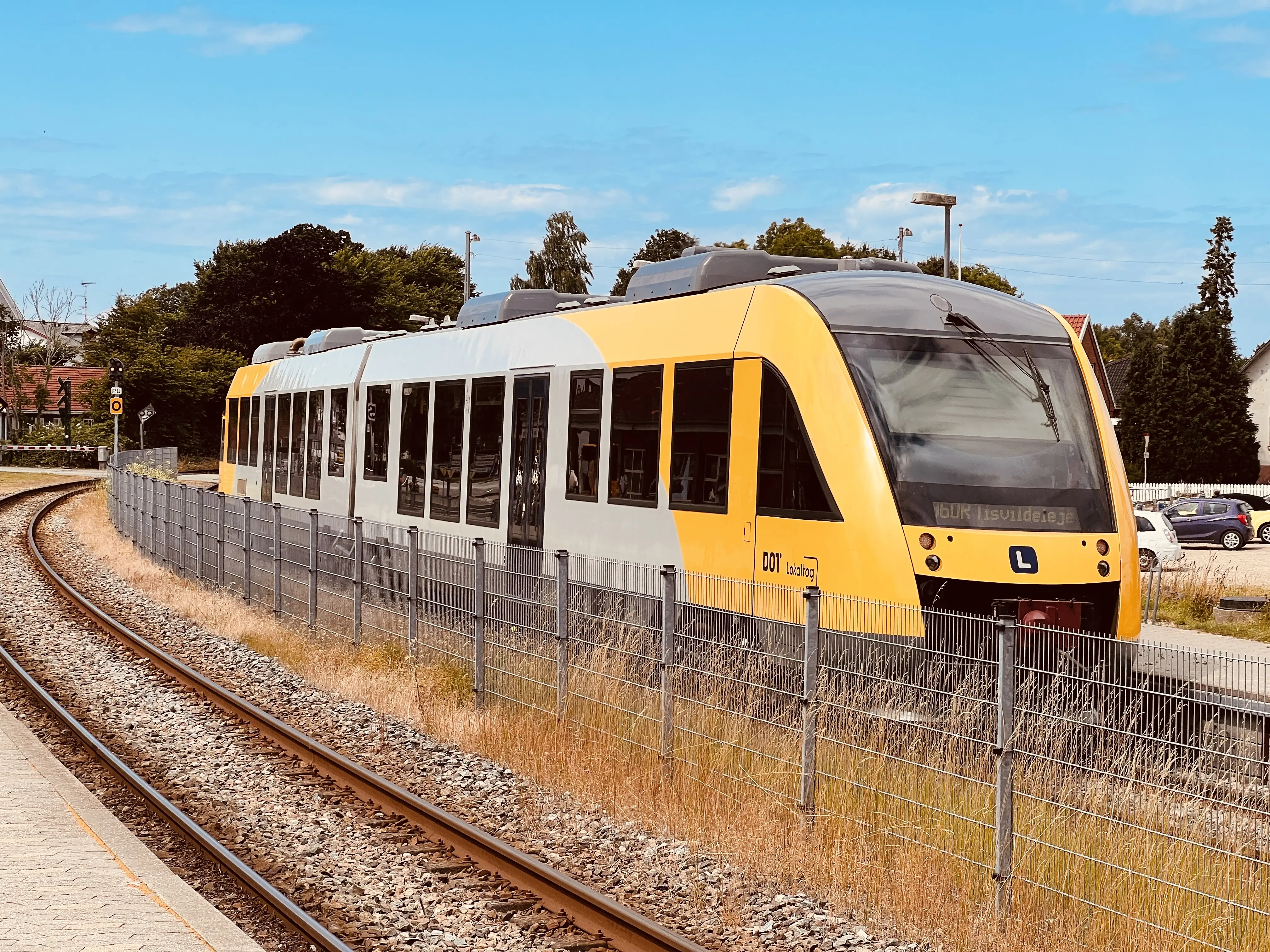 Billede af tog ud for Helsinge Station.