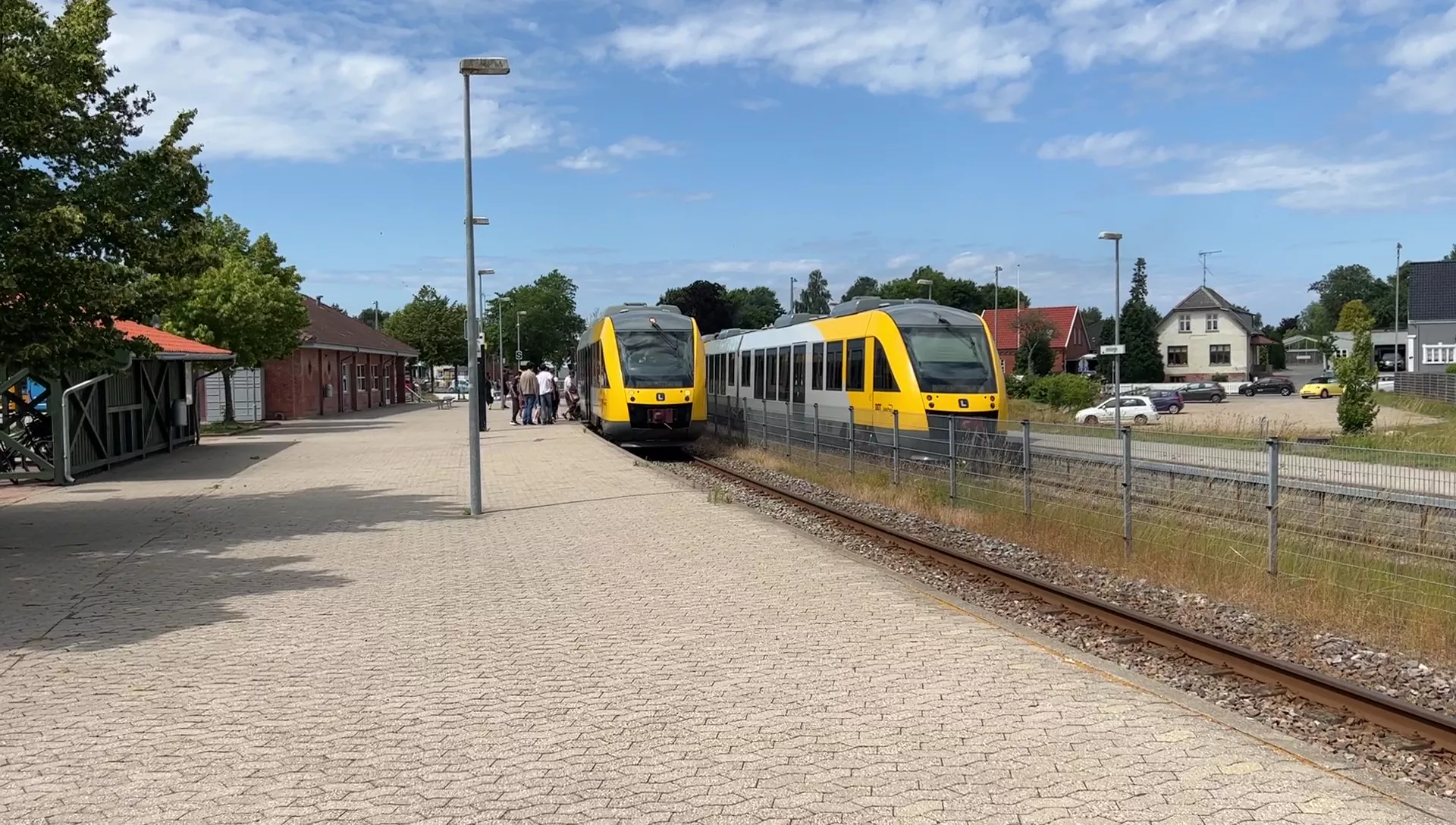 Billede af tog ud for Helsinge Station.