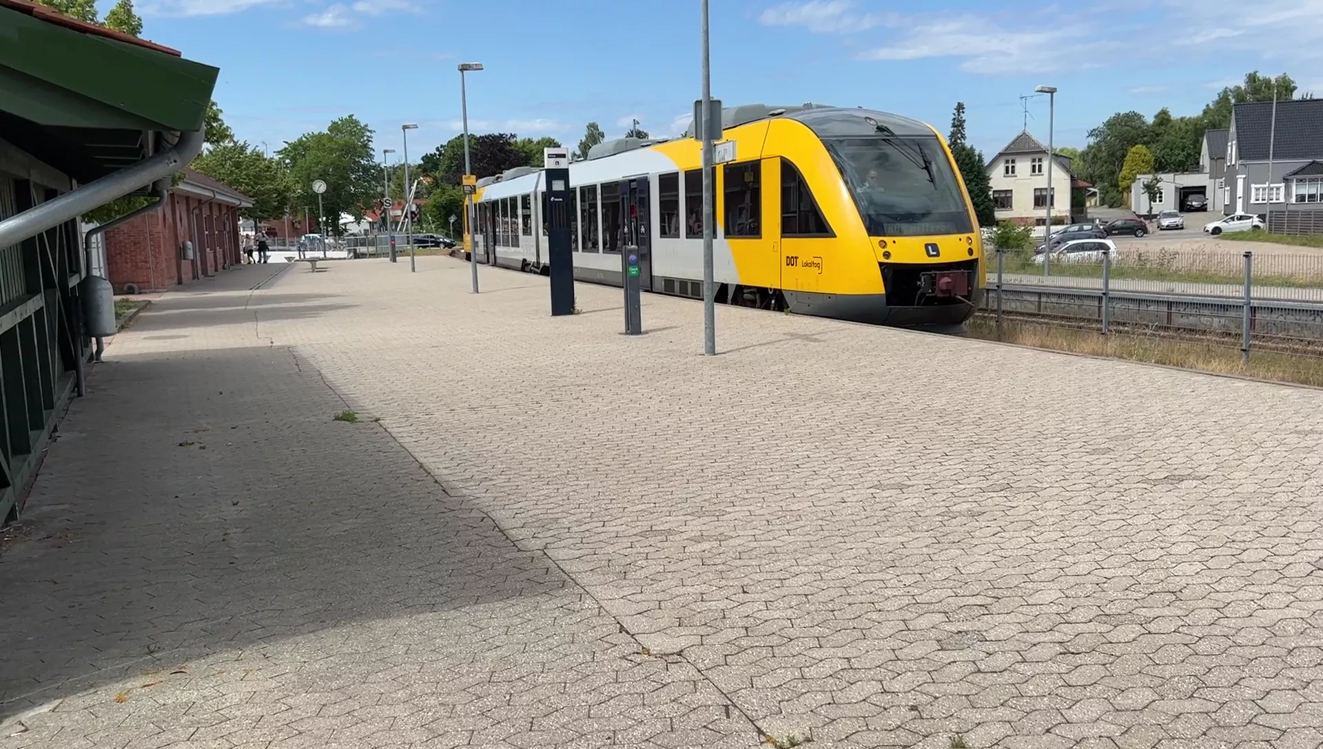 Billede af tog ud for Helsinge Station.