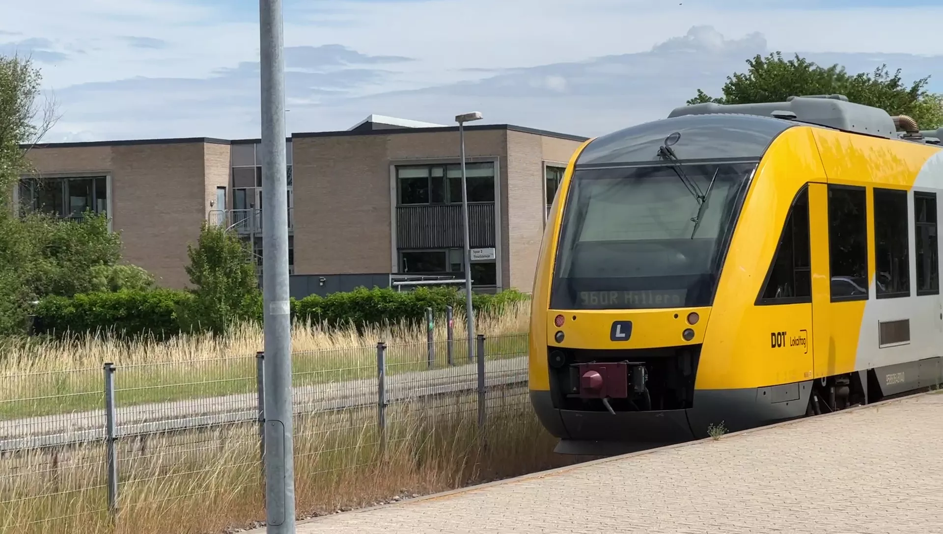 Billede af tog ud for Helsinge Station.