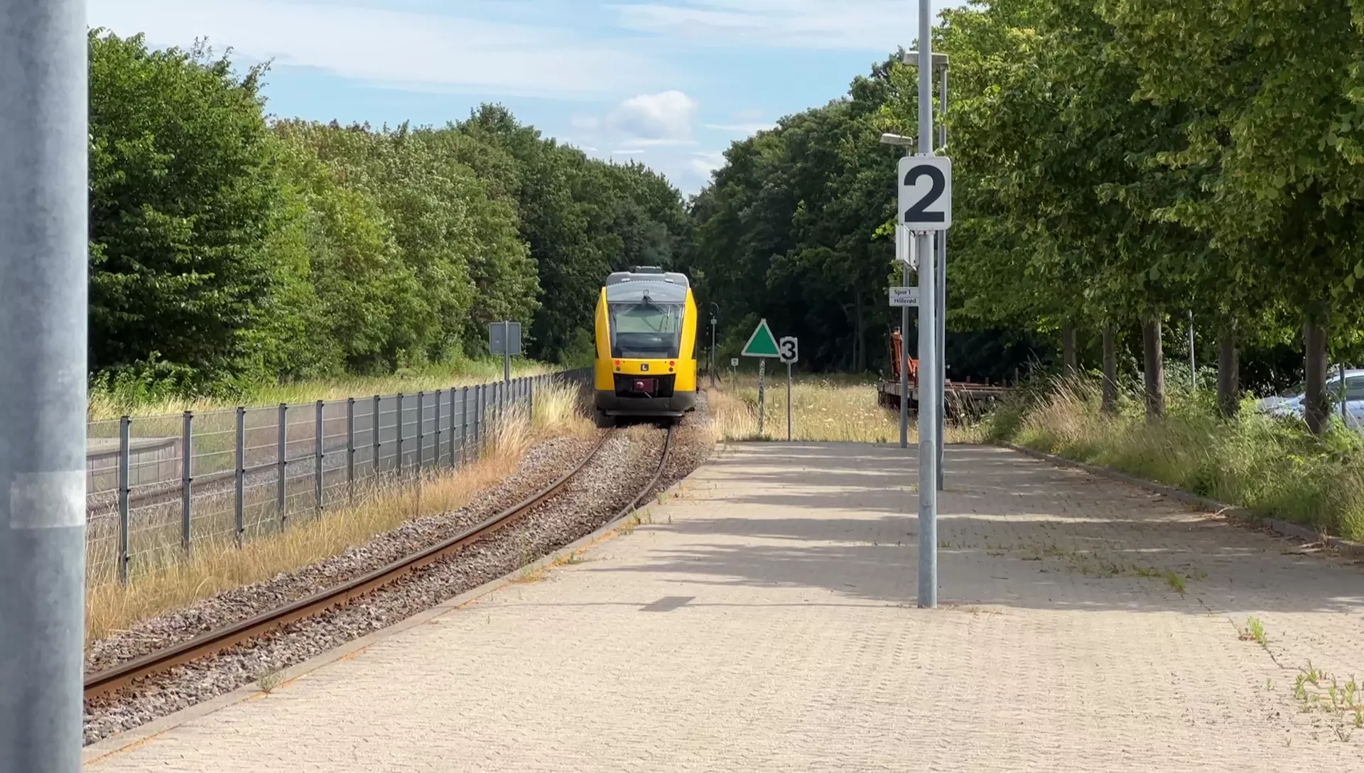 Billede af tog ud for Helsinge Station.