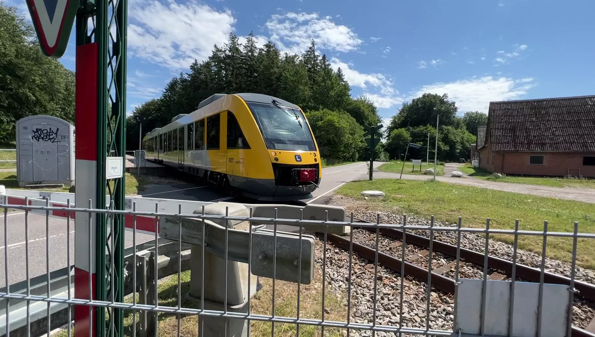 Billede af tog ud for Duemose Trinbræt.