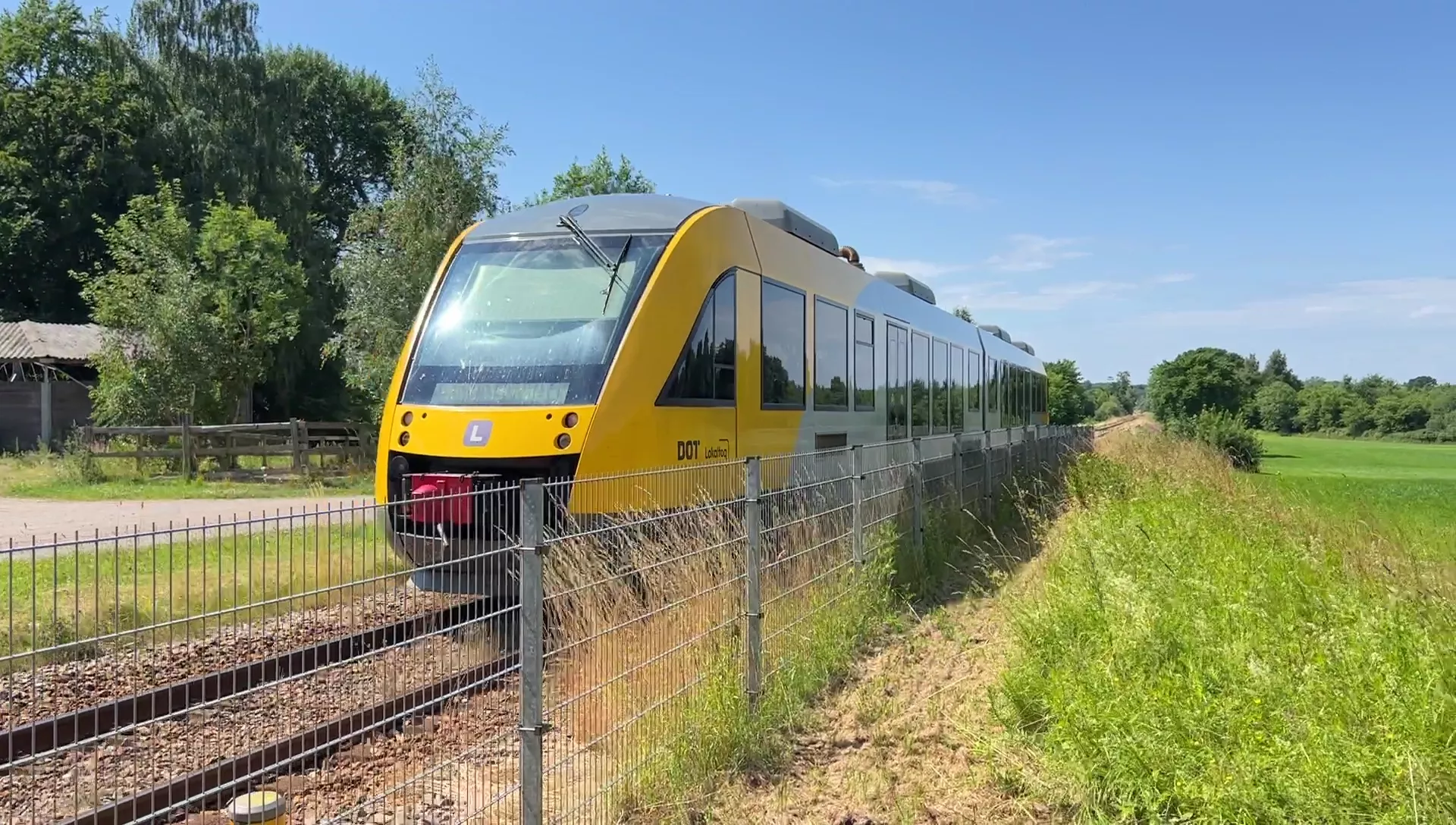 Billede af tog ud for Duemose Trinbræt.