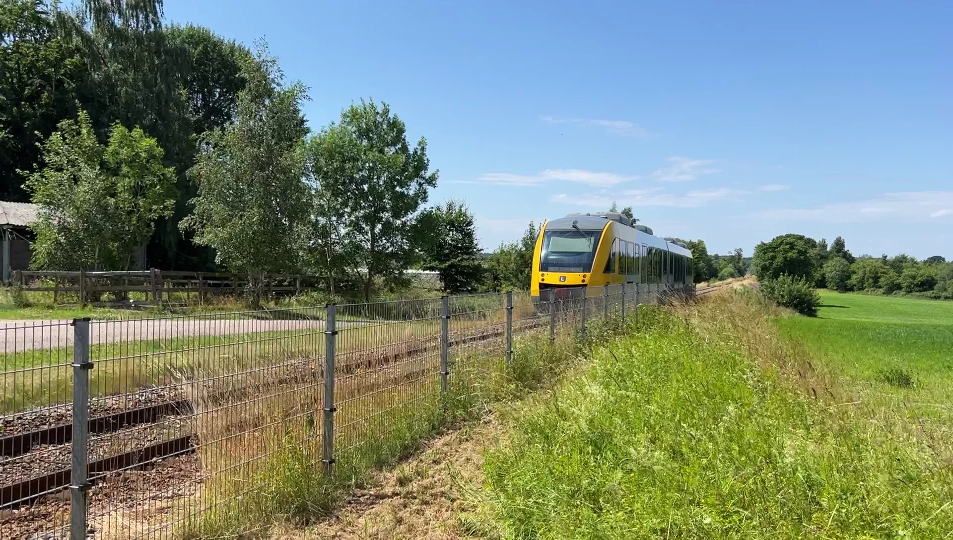 Billede af tog ud for Duemose Trinbræt.