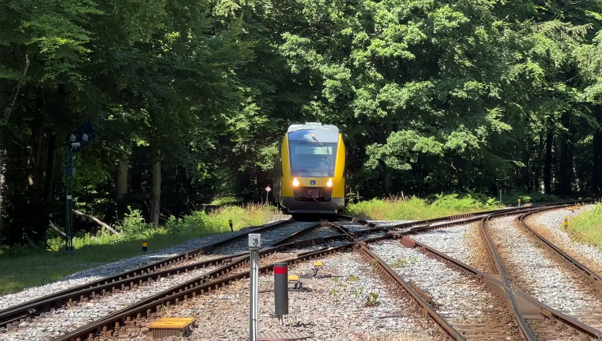 Billede af tog ud for Kagerup Station.