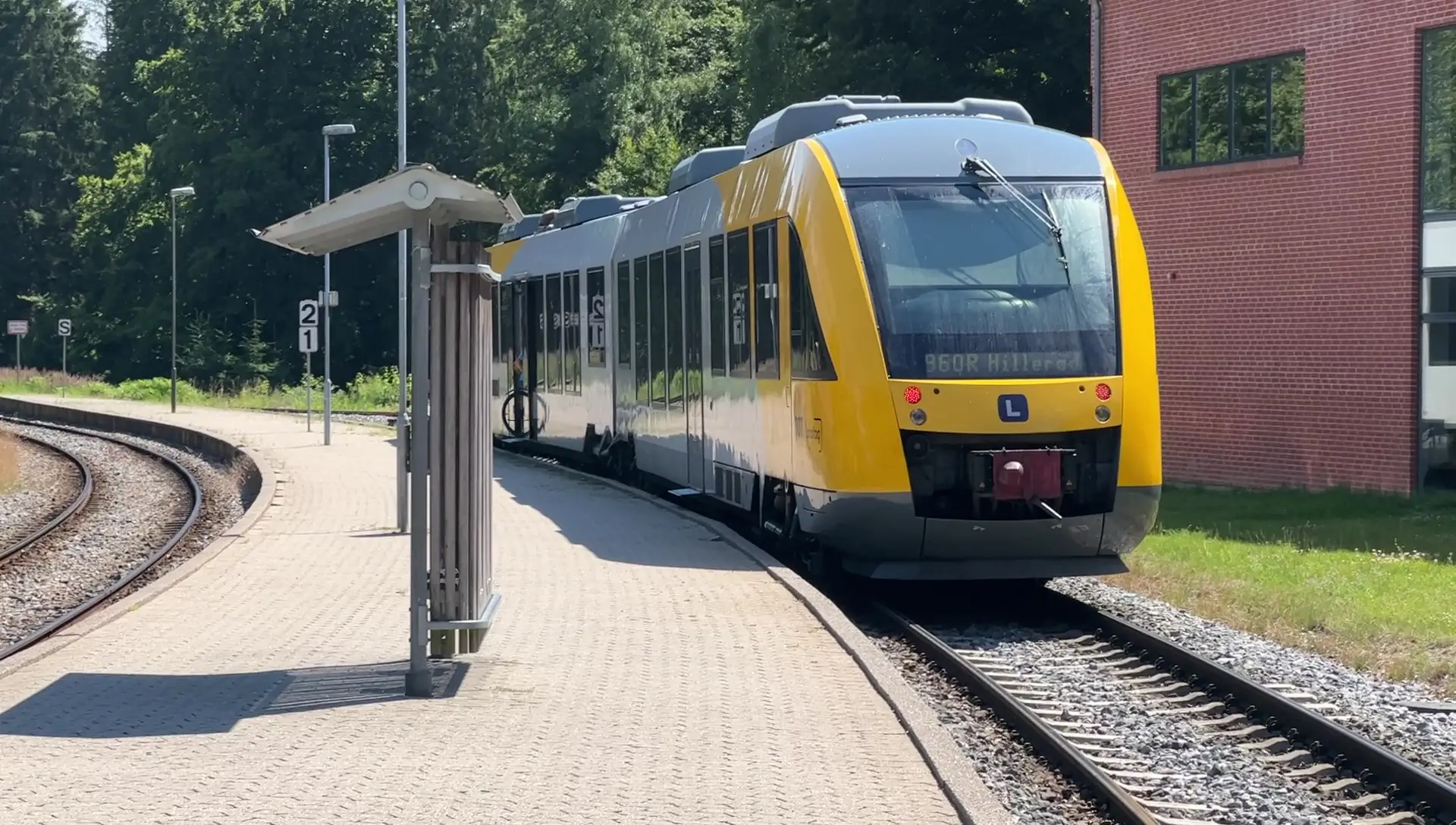 Billede af tog ud for Kagerup Station.