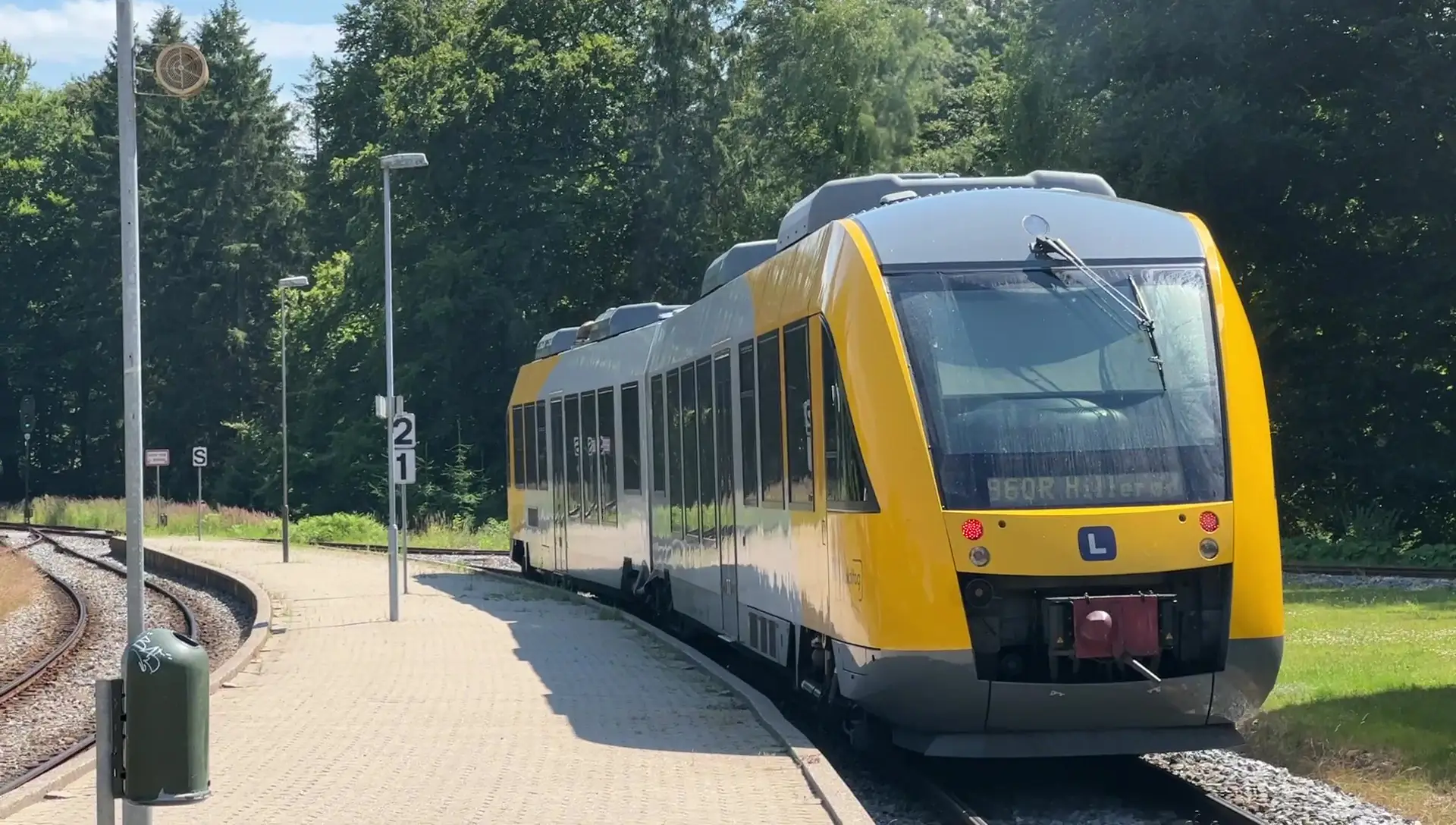 Billede af tog ud for Kagerup Station.