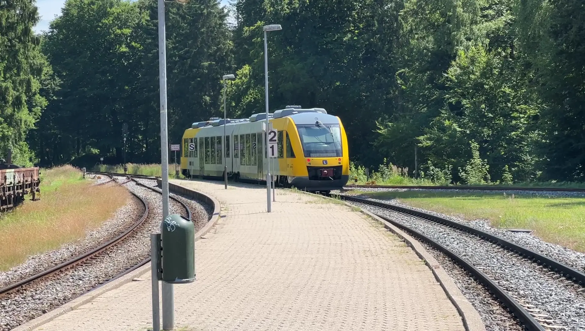 Billede af tog ud for Kagerup Station.