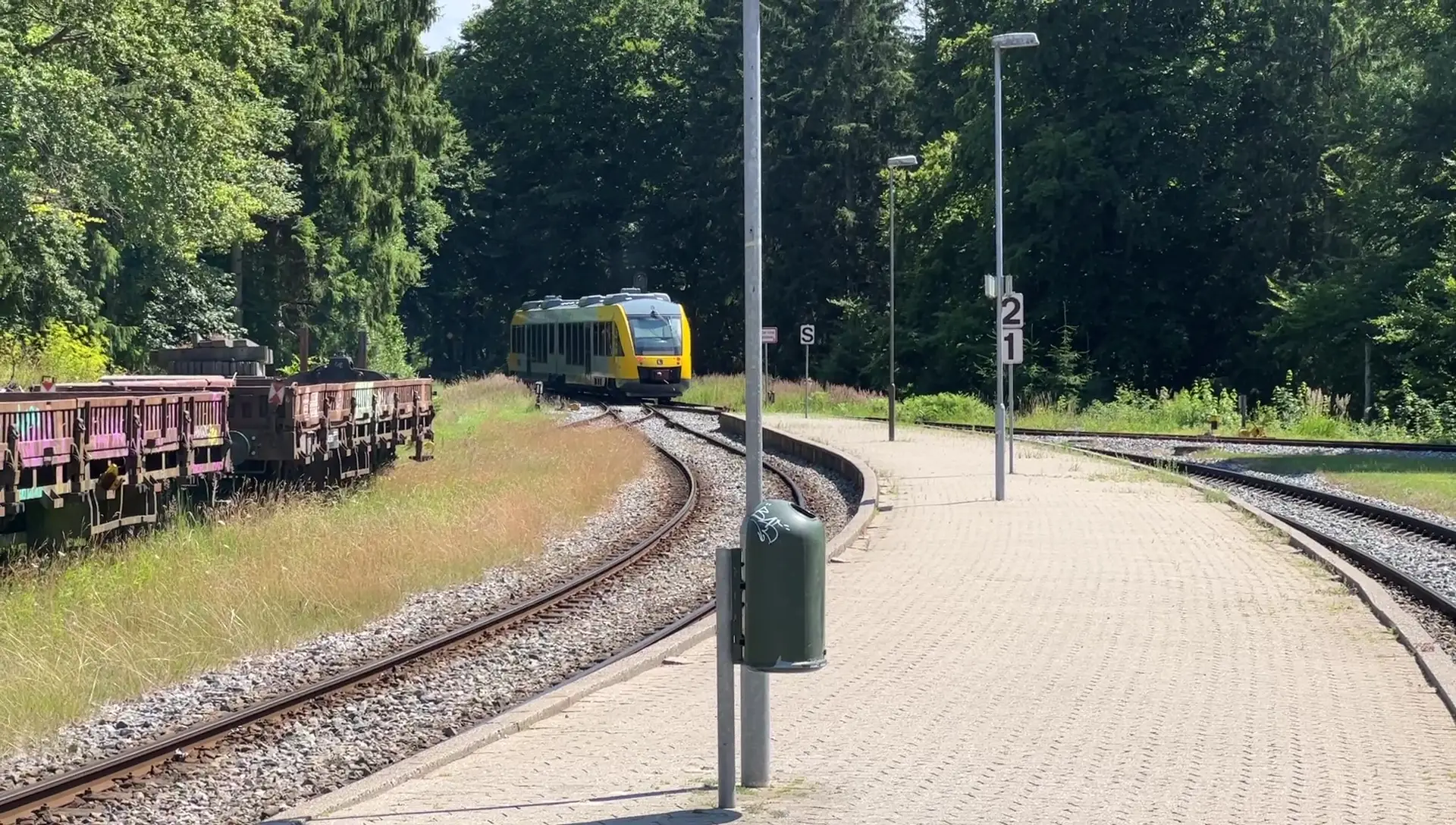 Billede af tog ud for Kagerup Station.