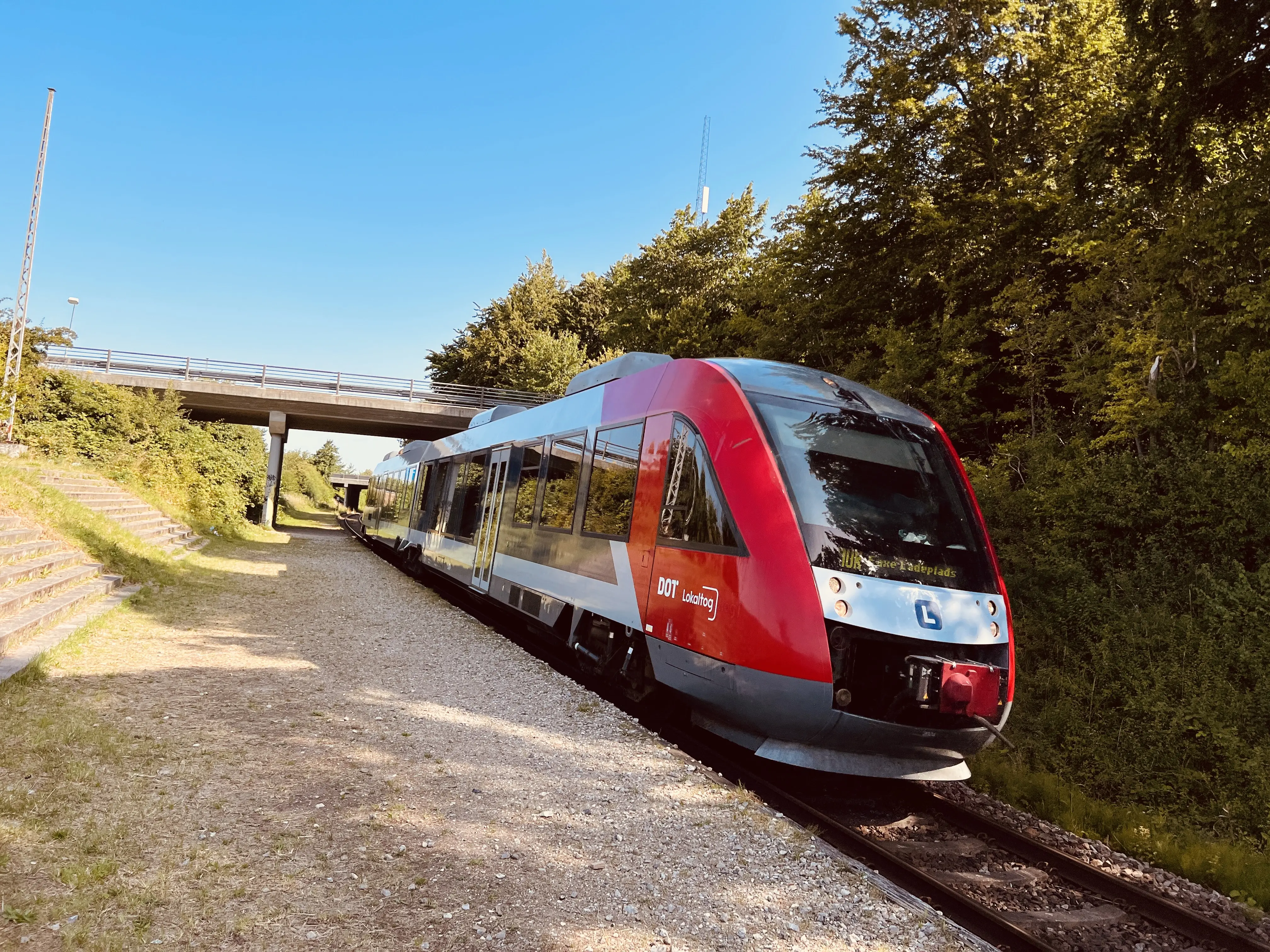 Billede af LT 2024-2124, tidligere VL 2024-2124 fotograferet ud for Roskilde Festivalplads Trinbræt. Billede af LT 2024-2124, tidligere VL 2024-2124 fotograferet ud for Roskilde Festivalplads Trinbræt.