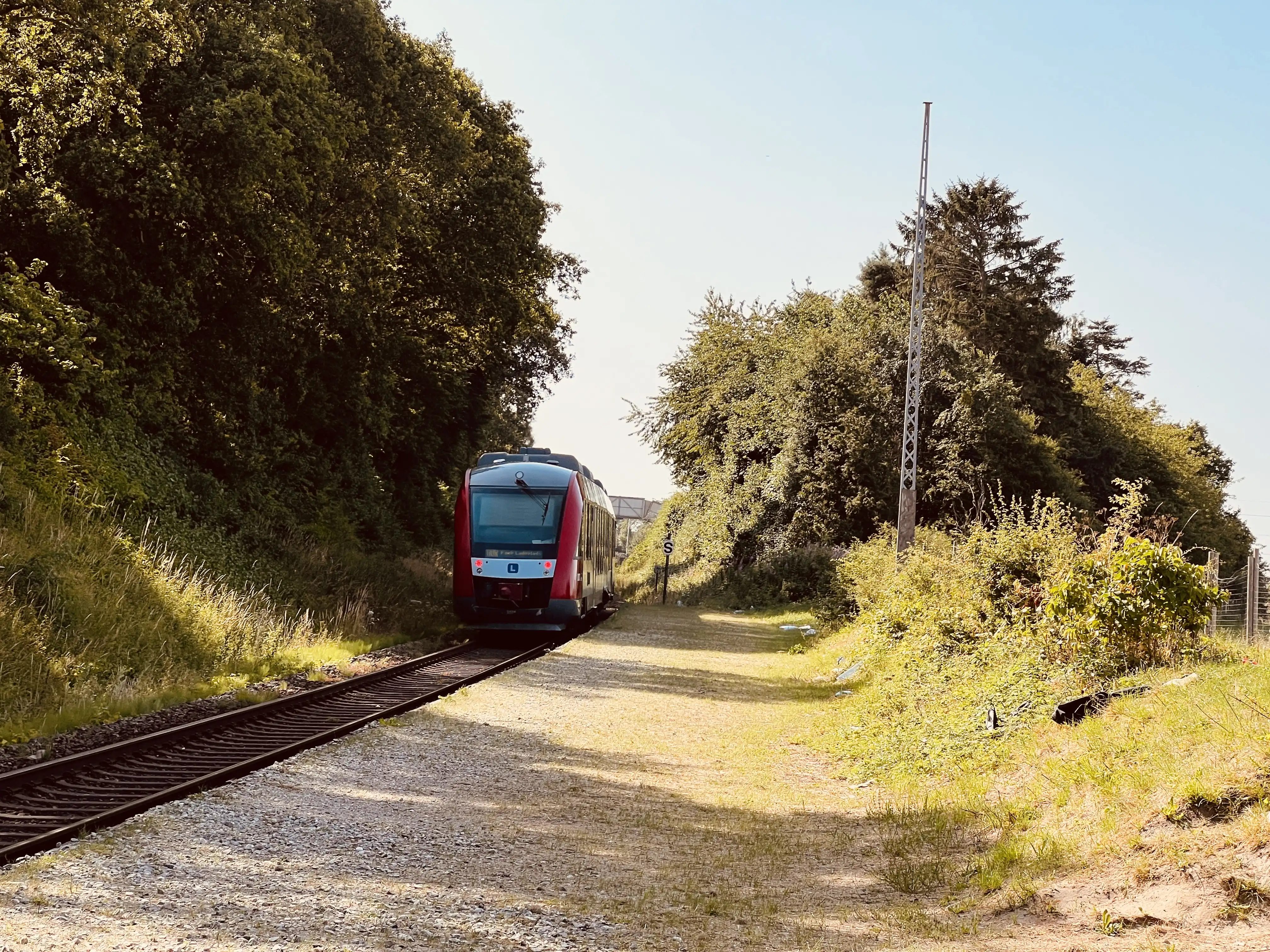 Billede af tog ud for Roskilde Festivalplads Trinbræt. Billede af tog ud for Roskilde Festivalplads Trinbræt.
