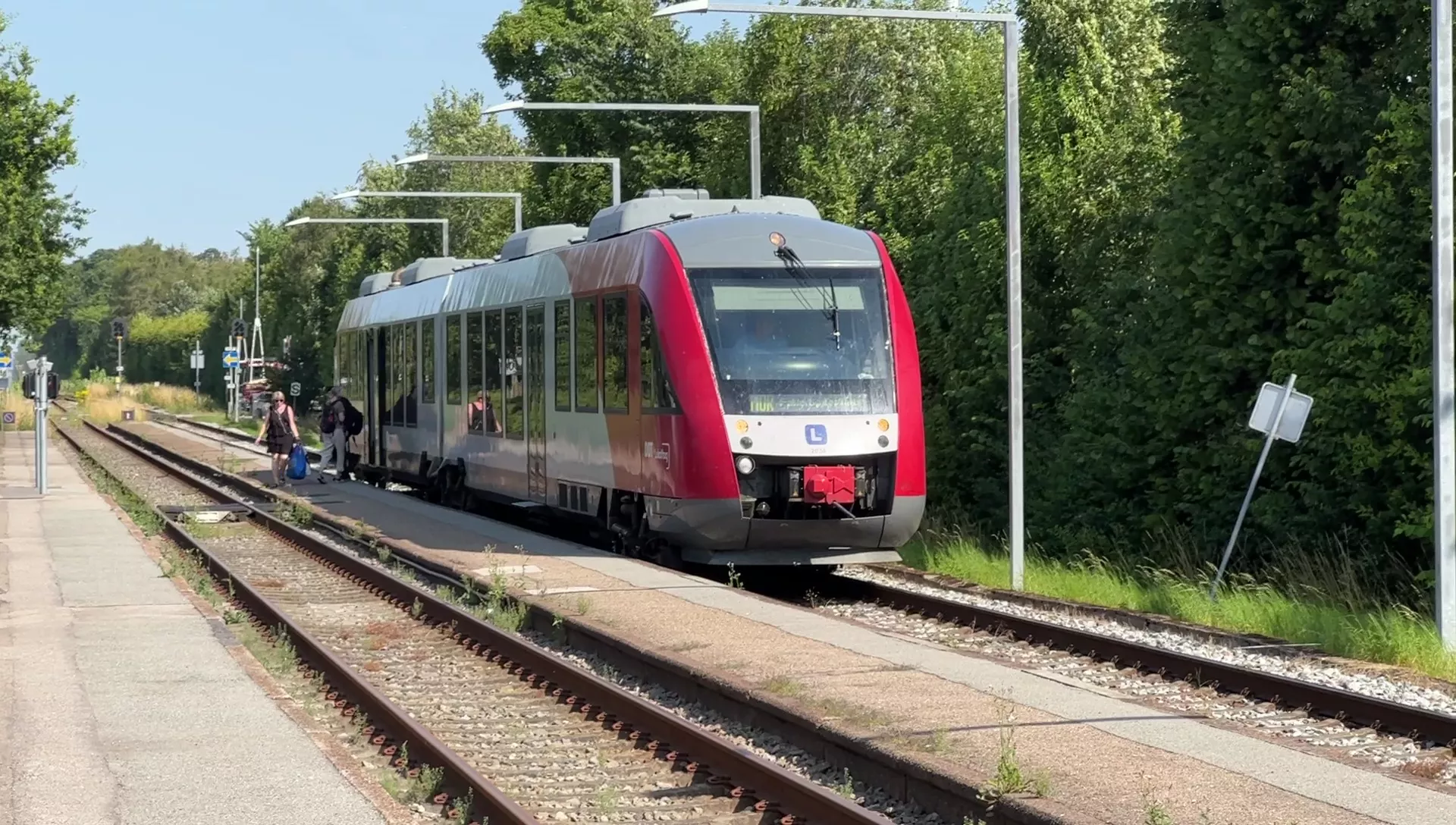 Billede af tog ud for Gadstrup Station.