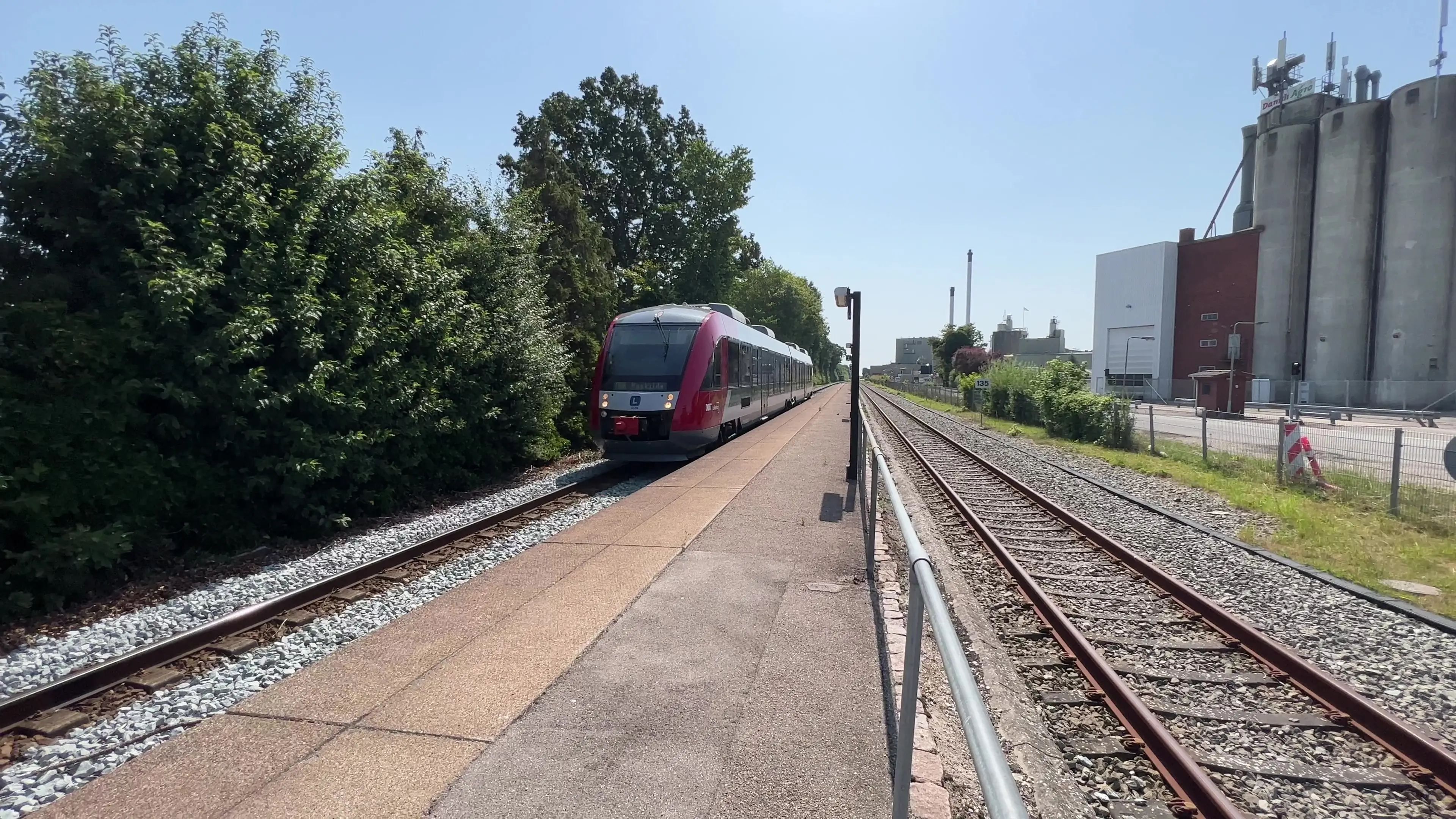 Billede af tog ud for Lille Skensved Station.