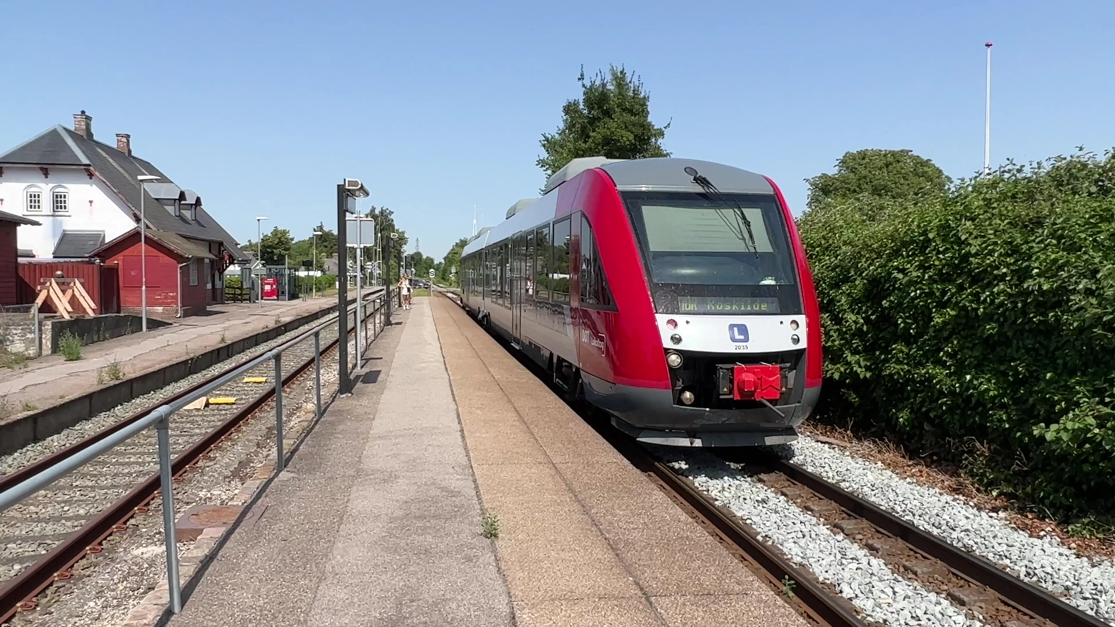 Billede af tog ud for Lille Skensved Station.