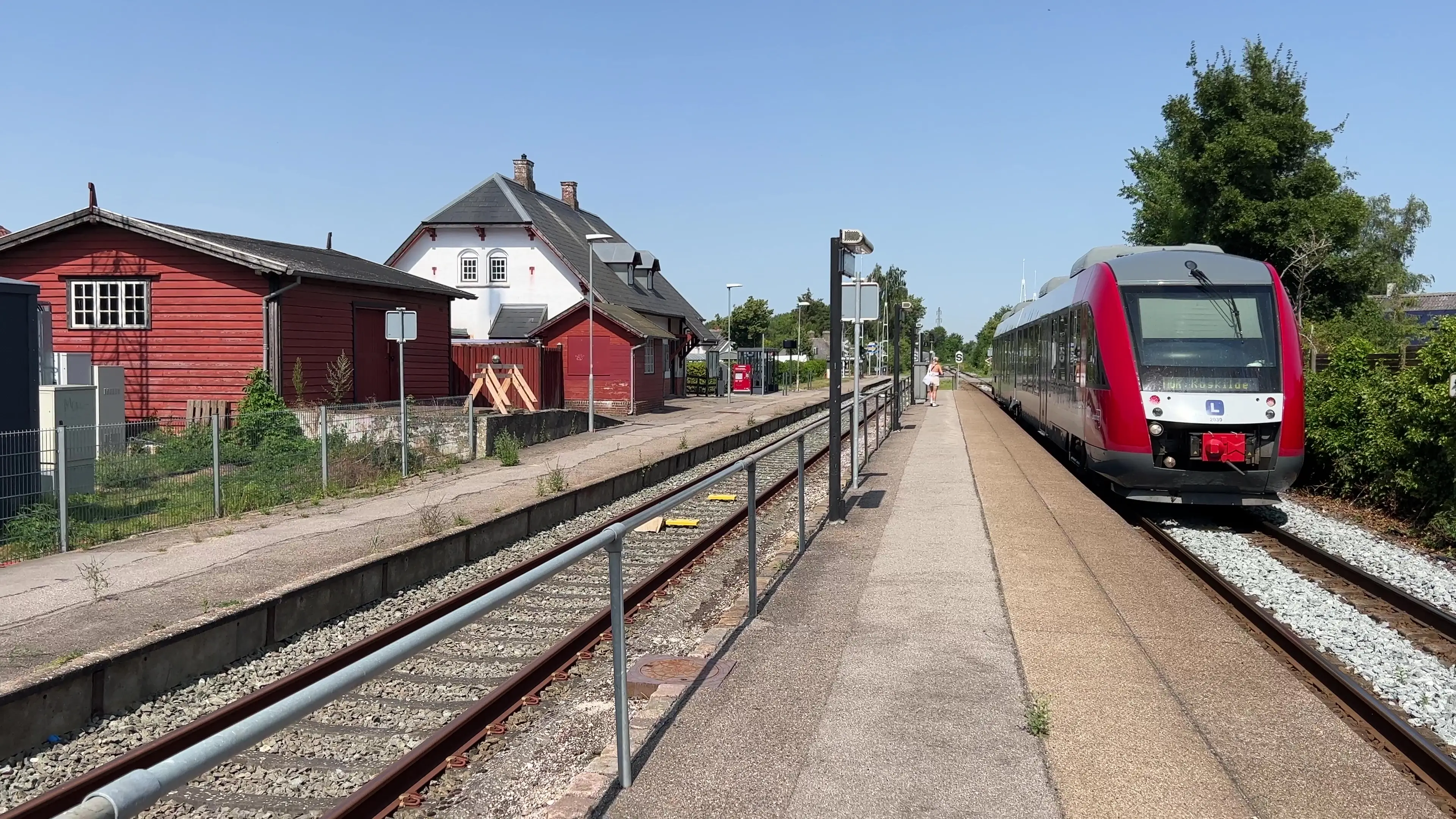 Billede af tog ud for Lille Skensved Station.