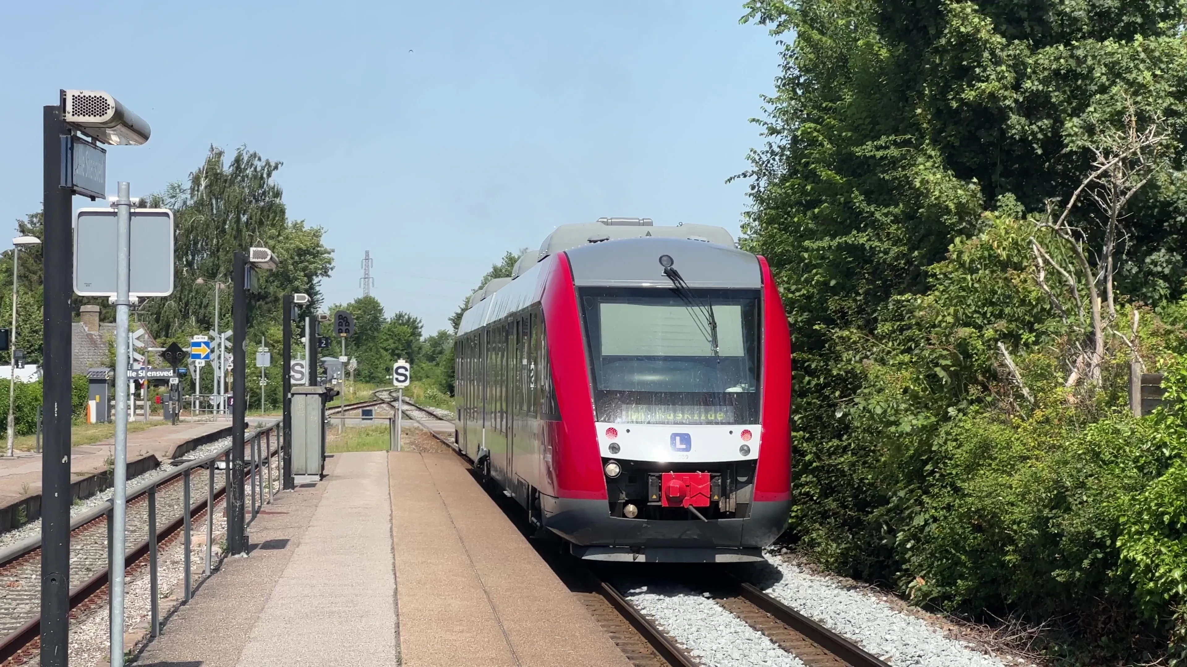 Billede af tog ud for Lille Skensved Station.