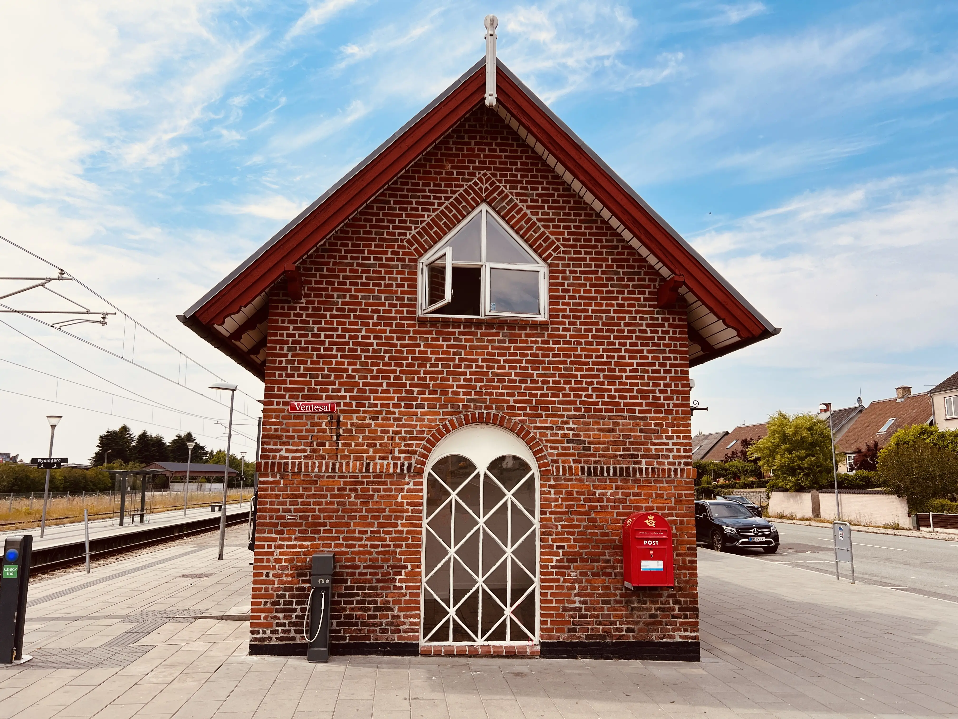 Billede af ventesalen ved Ryomgård Letbanestation.