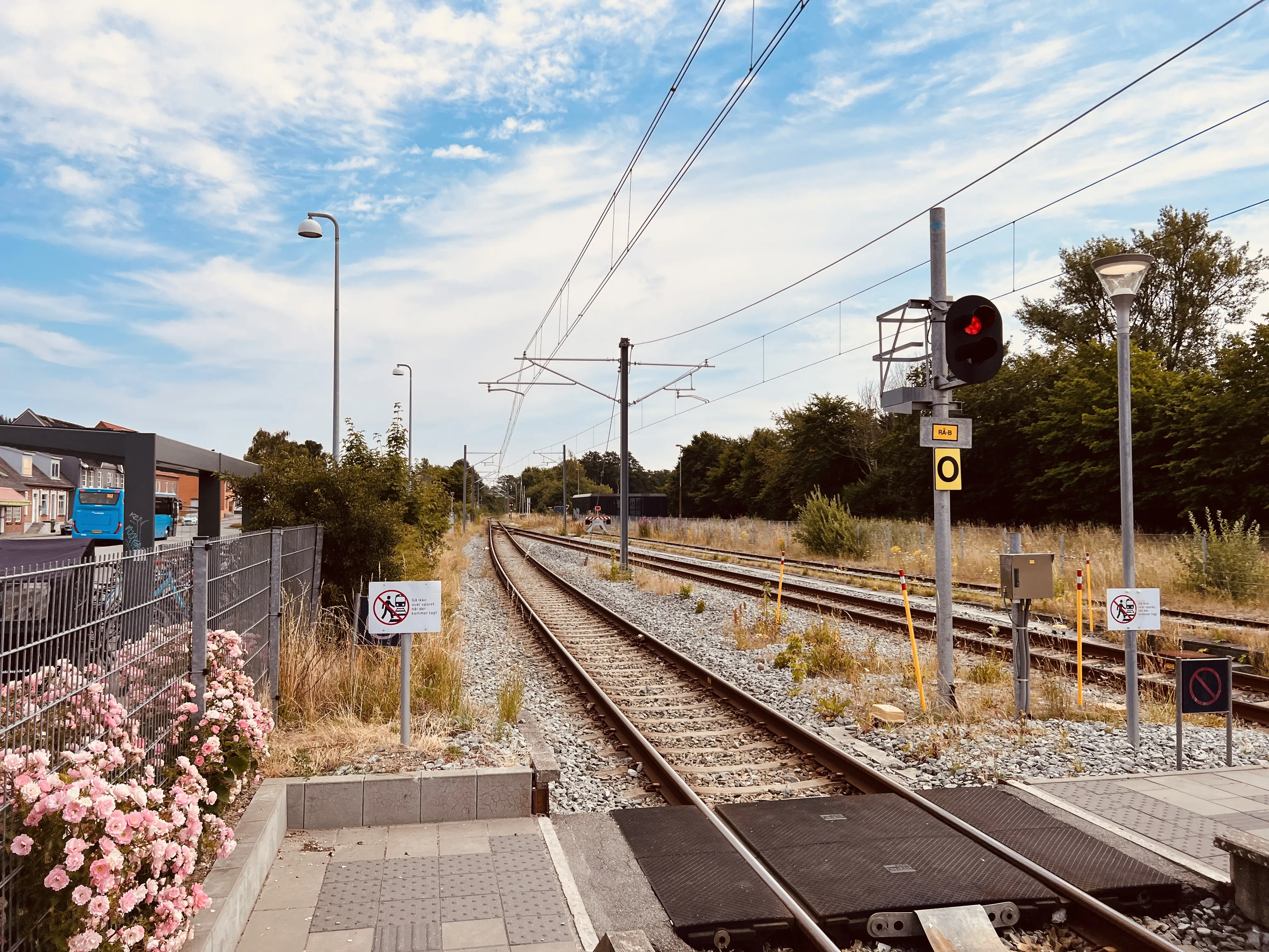 Billede af Ryomgård Letbanestations ind og udkørsel.