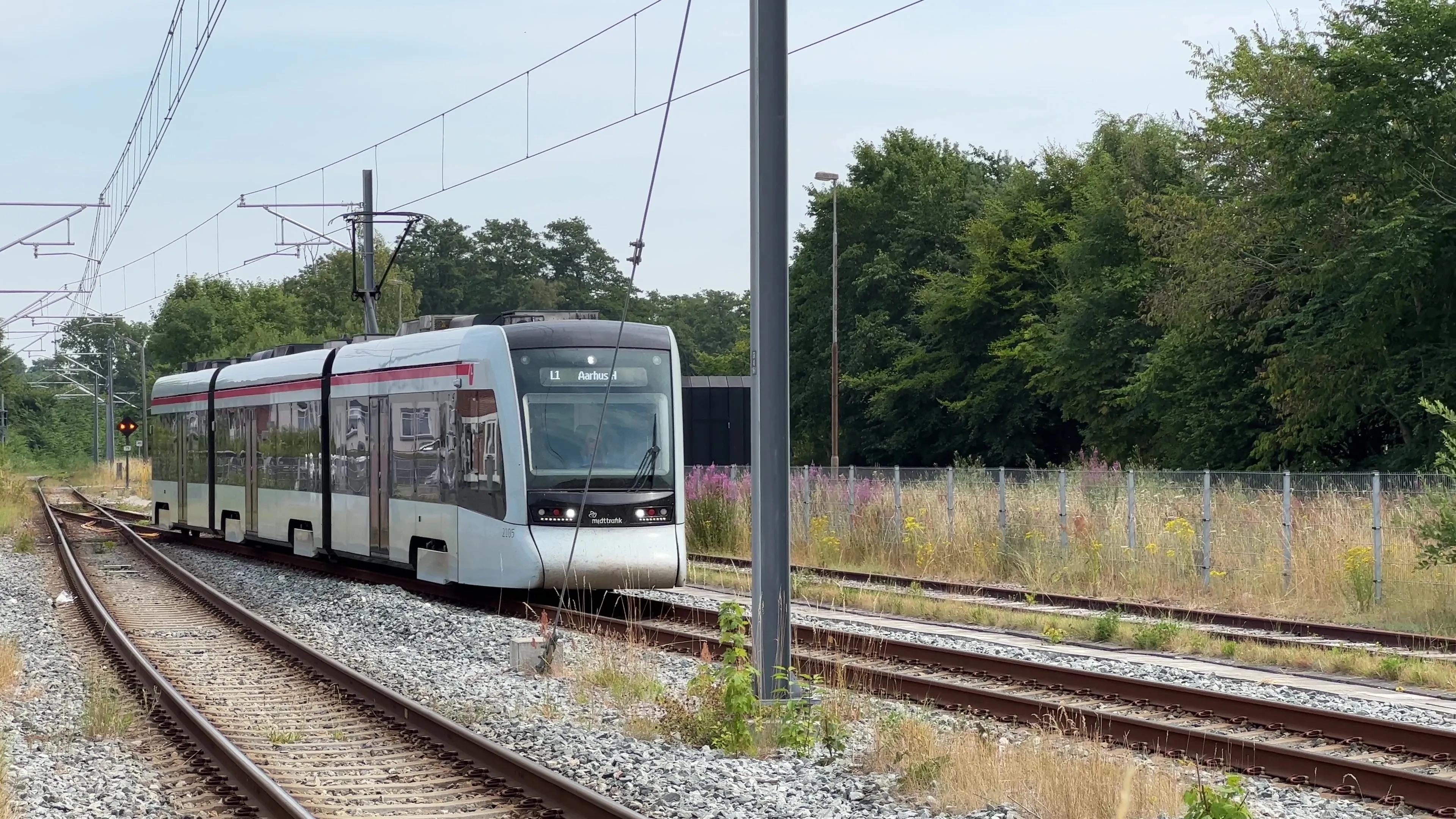 Billede af Letbanetog ud for Ryomgård Letbanestation.