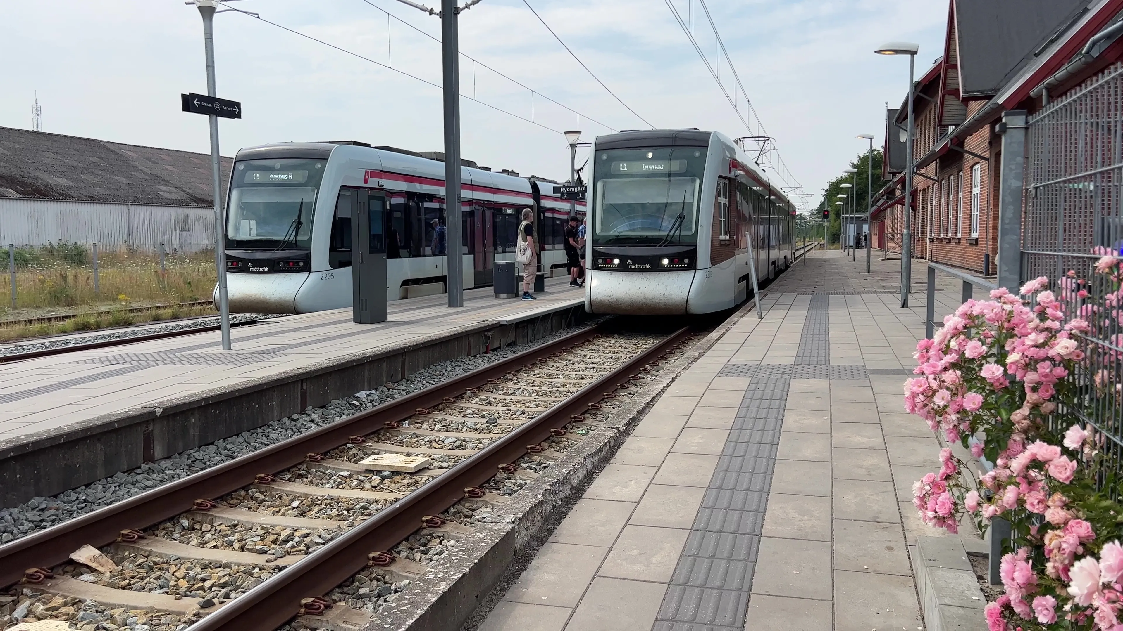 Billede af Letbanetog ud for Ryomgård Letbanestation.