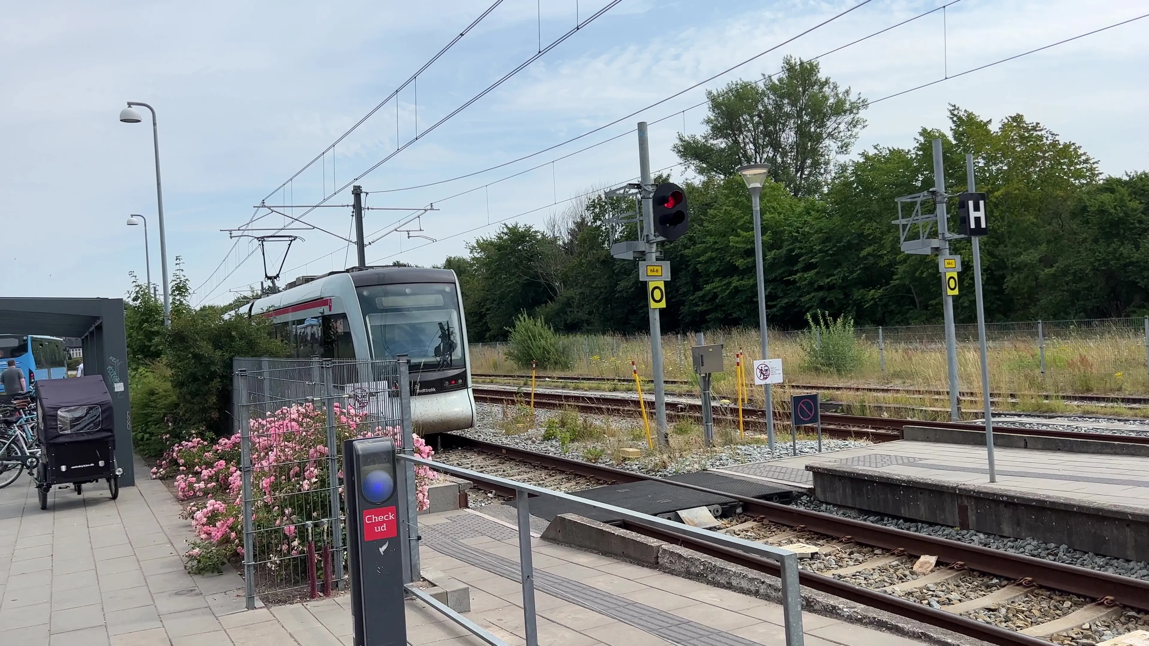 Billede af Letbanetog ud for Ryomgård Letbanestation.