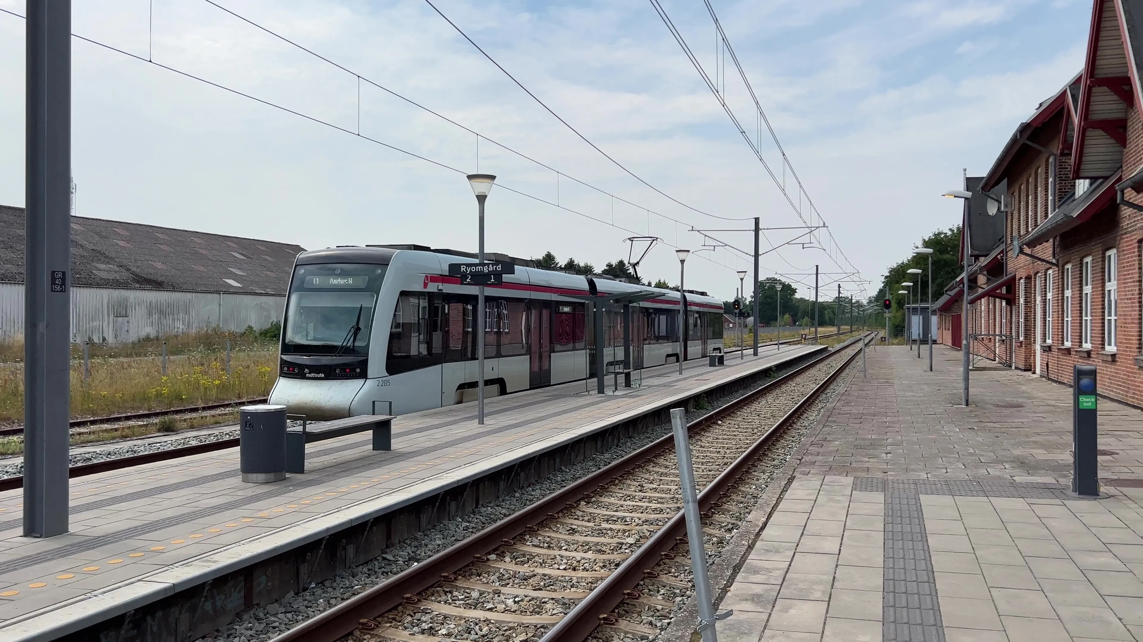 Billede af Letbanetog ud for Ryomgård Letbanestation.