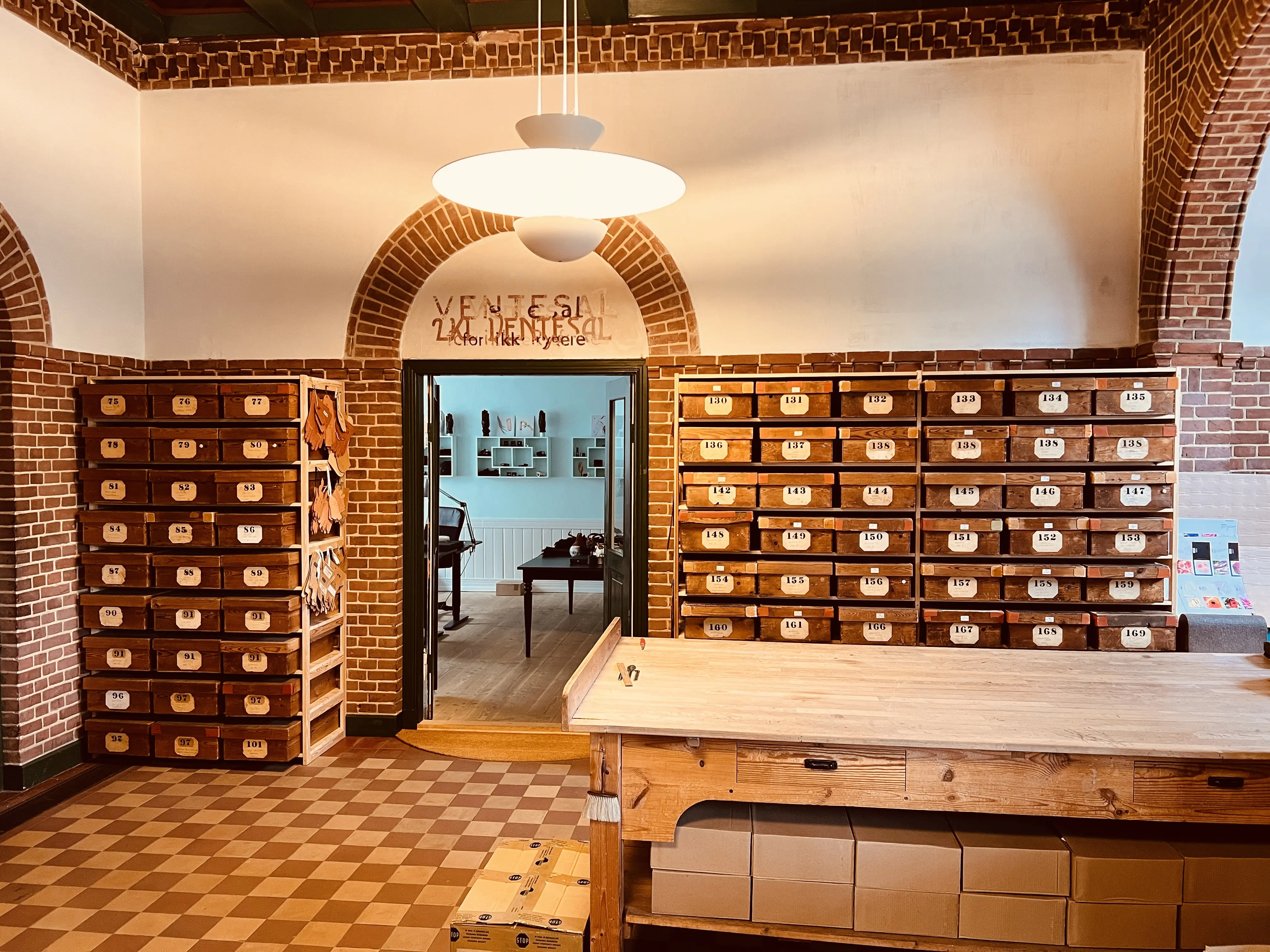 Billede af indgangen til ventesalen på Strømmen Station.