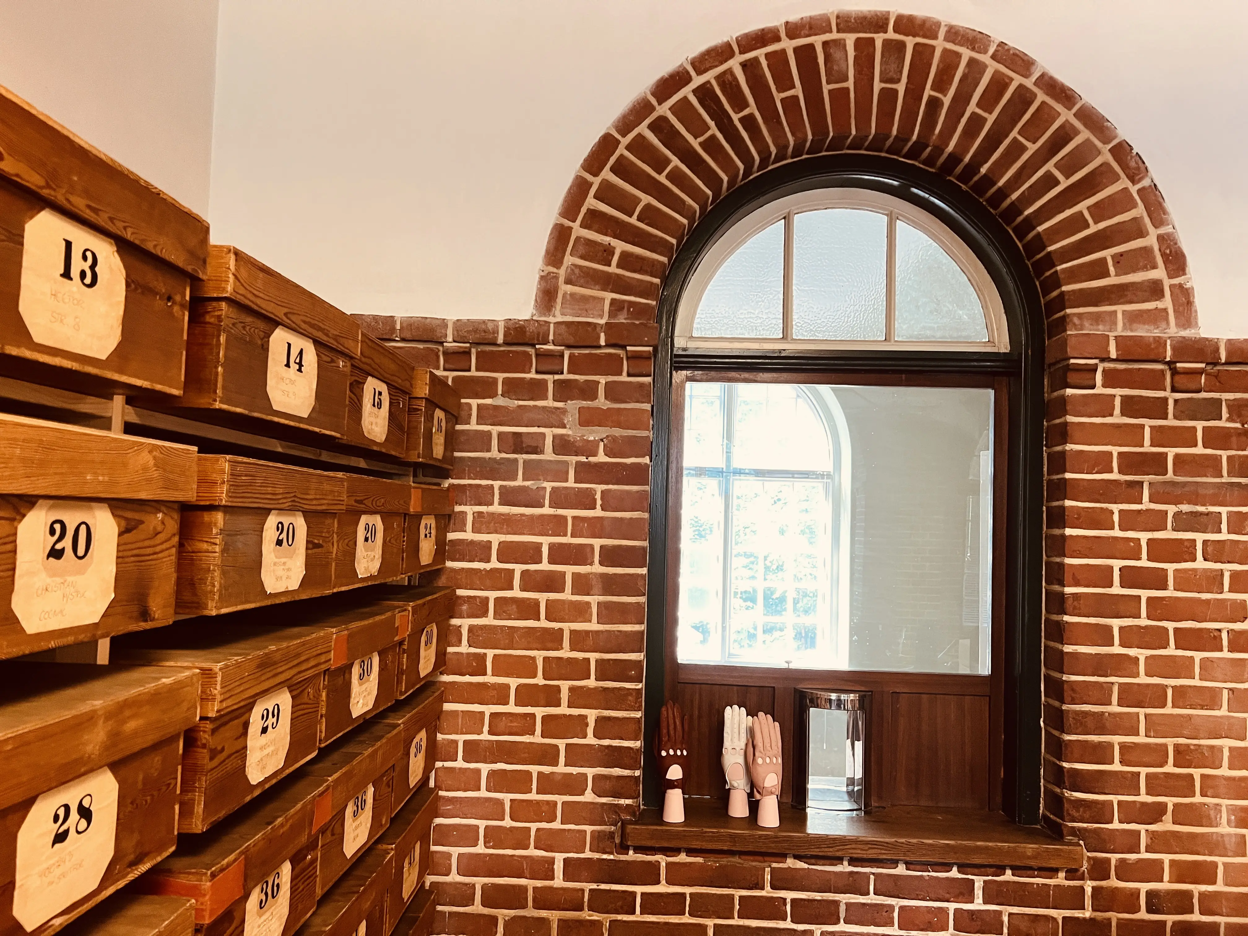 Billede af billetsalgslugen på Strømmen Station.