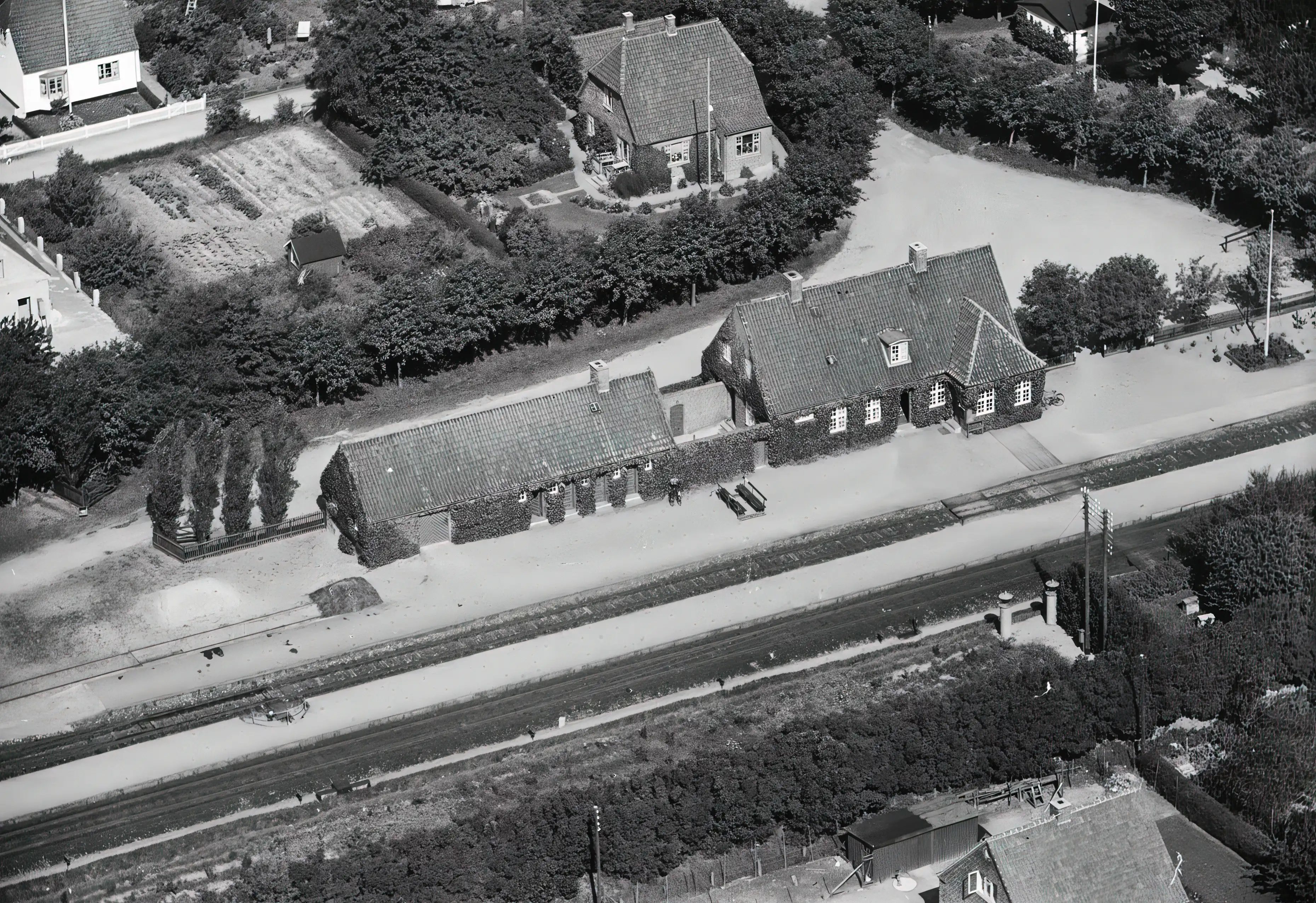 Billede af Bråby Station, som blev nedsat til Bråby Trinbræt i 1960. Billede af Bråby Station, som blev nedsat til Bråby Trinbræt i 1960.