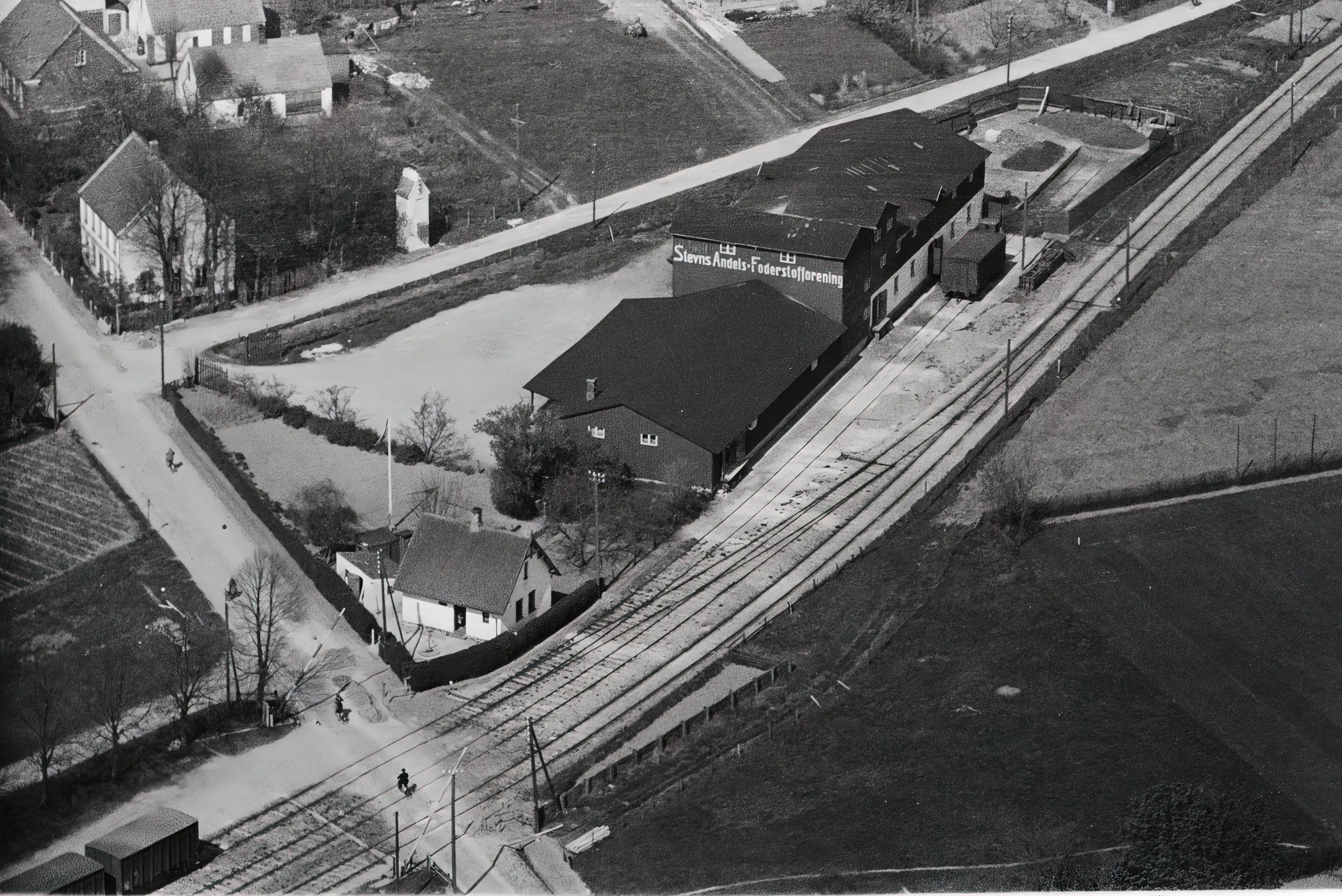 Billede af Stevns Andels Foderstofforening på sidesporet ud for Rødvig Station.