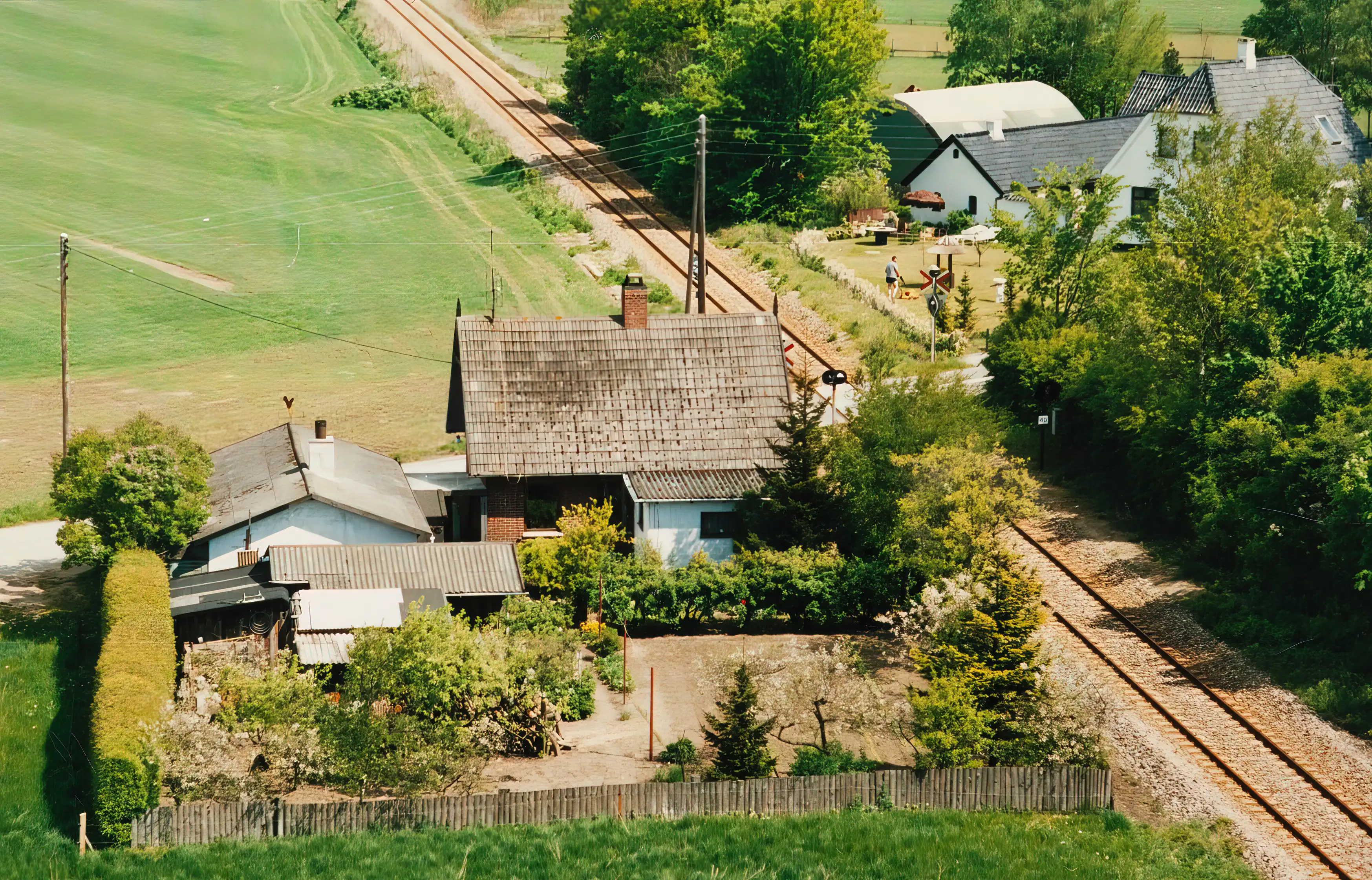 Billede af Lille Linde Trinbræt fra mellemperioden, hvor Lille Linde Trinbræt ikke var åbent mellem 1983 og 1992. Billede af Lille Linde Trinbræt fra mellemperioden, hvor Lille Linde Trinbræt ikke var åbent mellem 1983 og 1992.